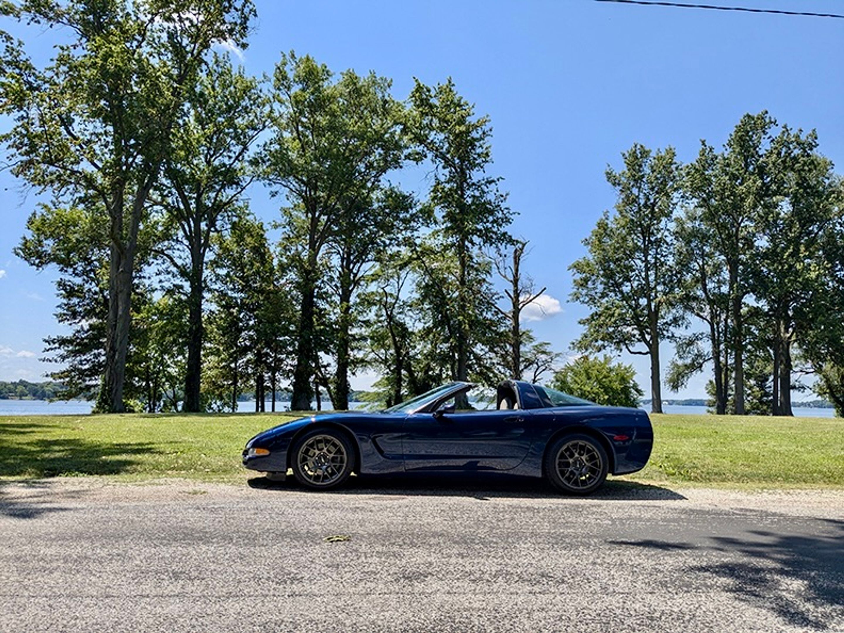 Blue Chevrolet C5 Corvette Base/Z51 with 18" EC-7 Apex wheels in Anthracite