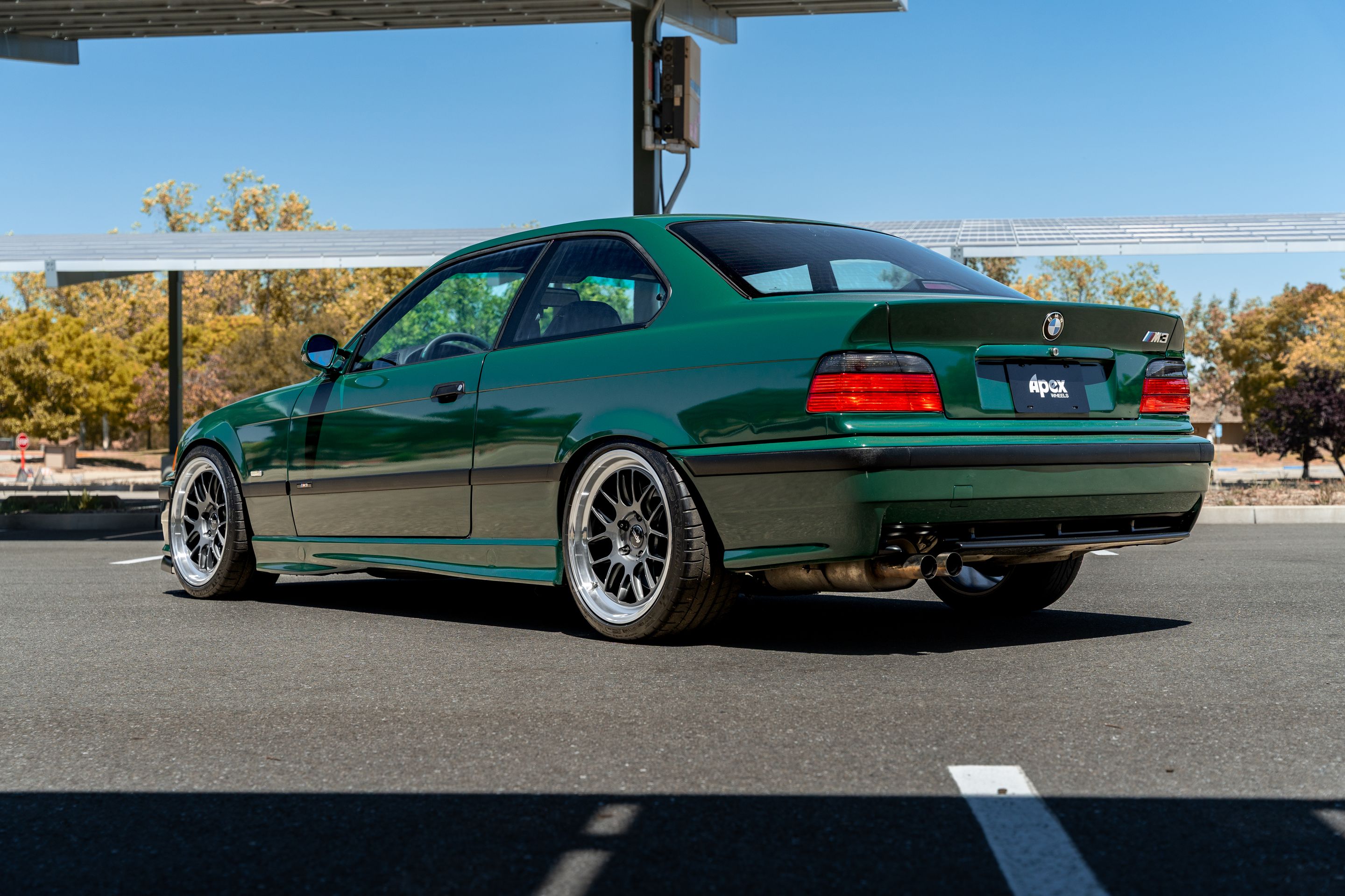 Green BMW E36 M3 with 18" ML-7RT Apex wheels in Machined Lip Anthracite