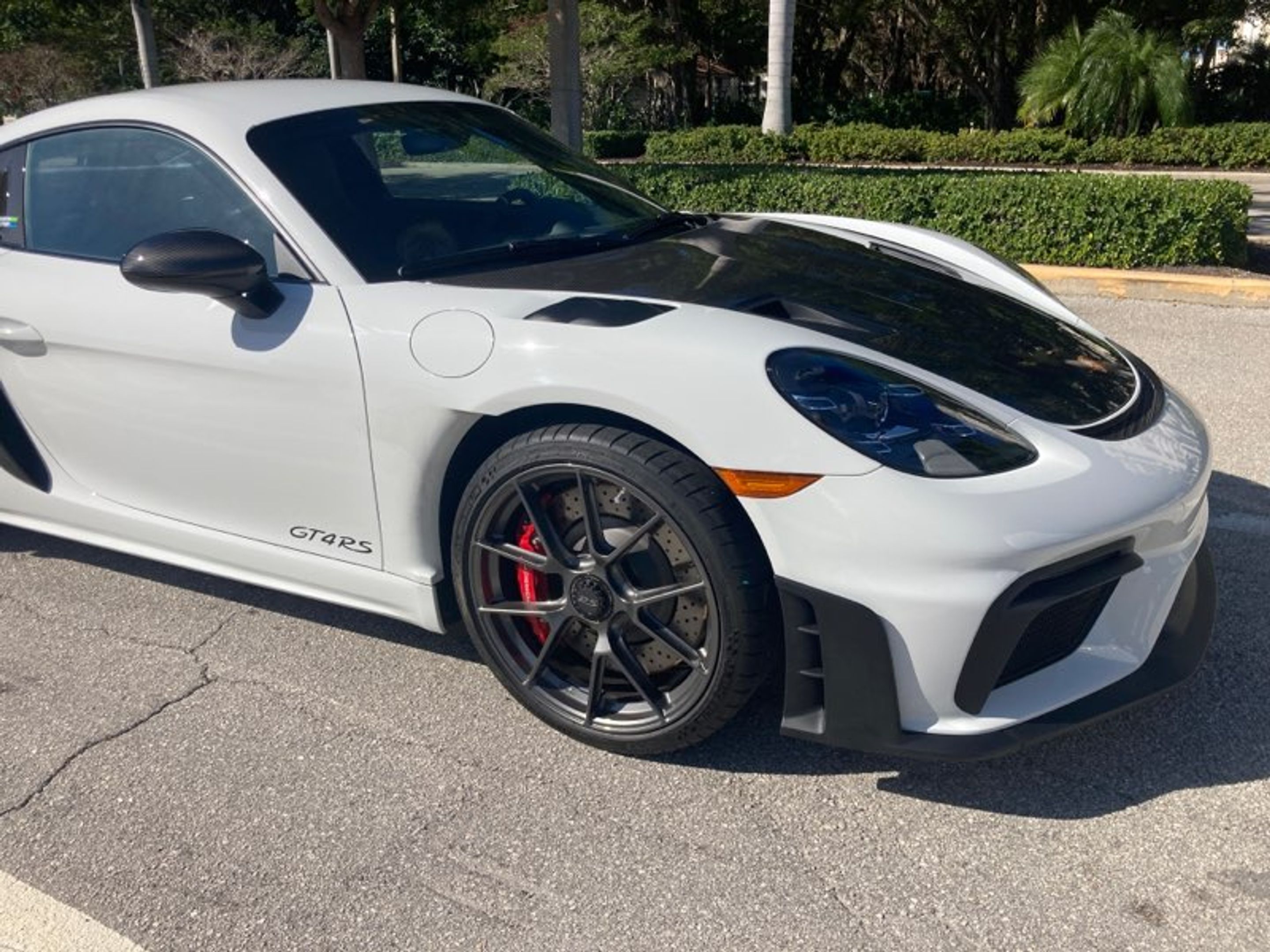 White Porsche 718 Cayman GT4 RS with 20" VS-5RS Apex wheels in Anthracite