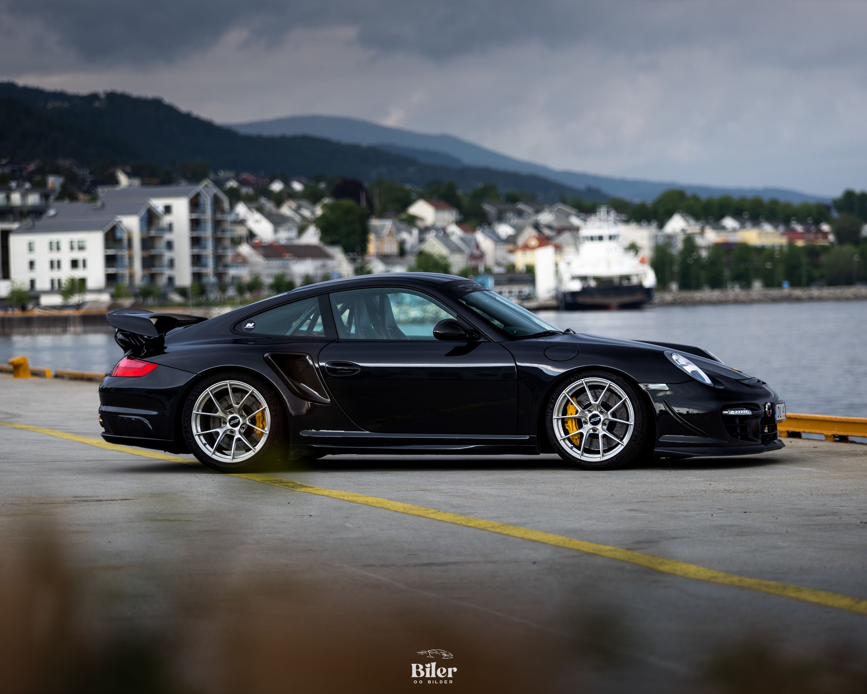 Black Porsche 911 997 GT2 with 19" VS-5RS Apex wheels in Brushed Clear