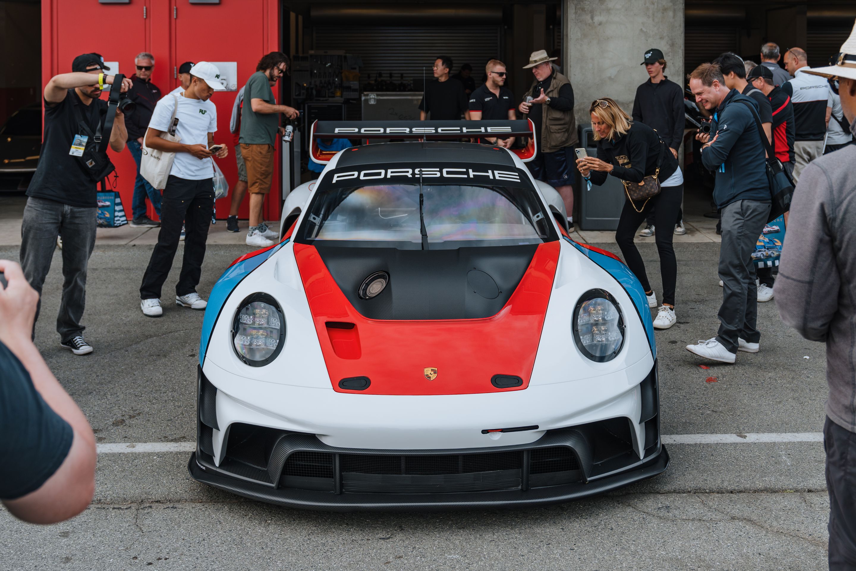 White Porsche 911 996 GT2 with 18" EC-7RS Apex wheels in Anthracite
