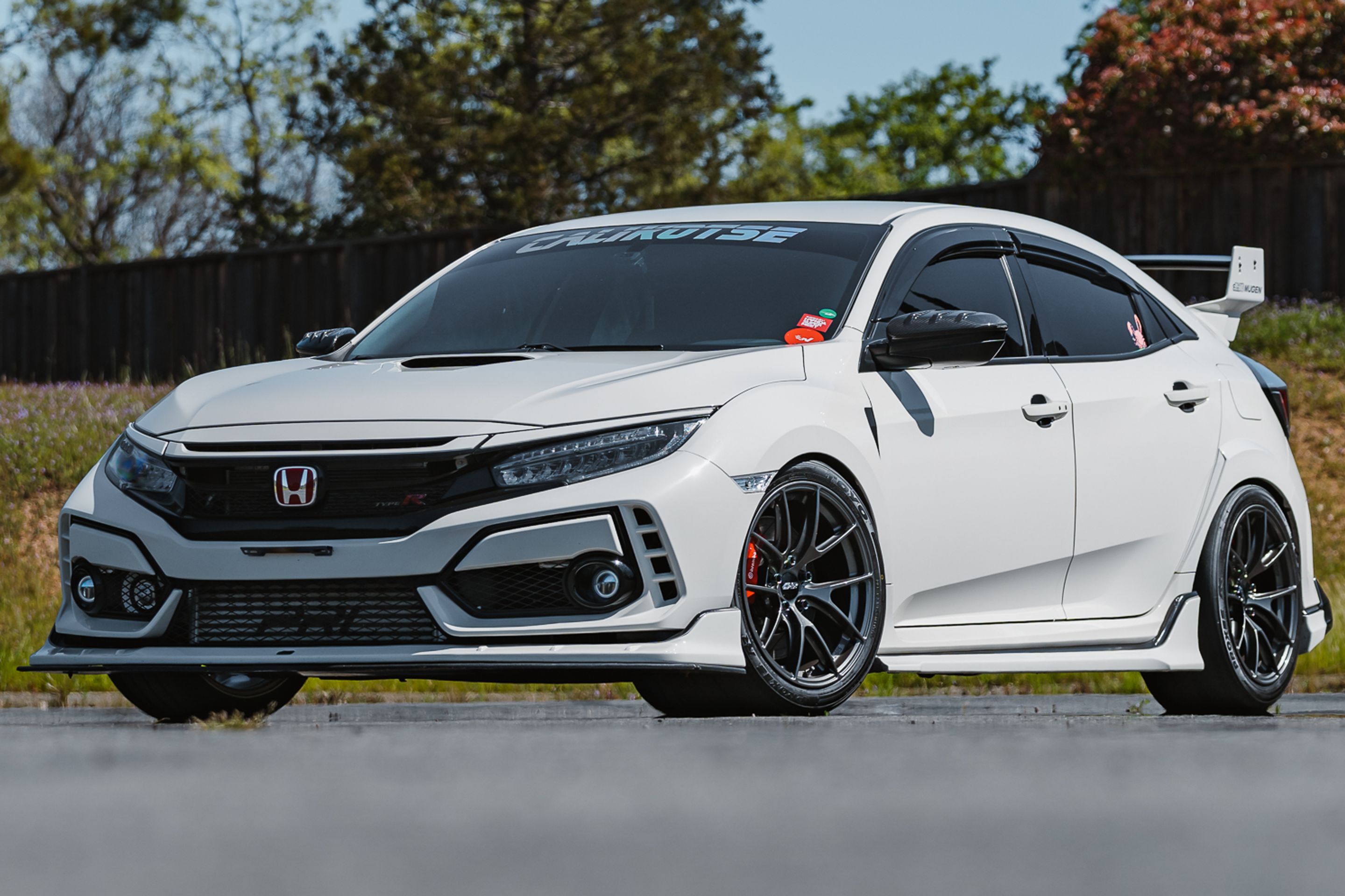 White Honda FK8 Civic Type-R with 18" VS-5RS Apex wheels in Anthracite