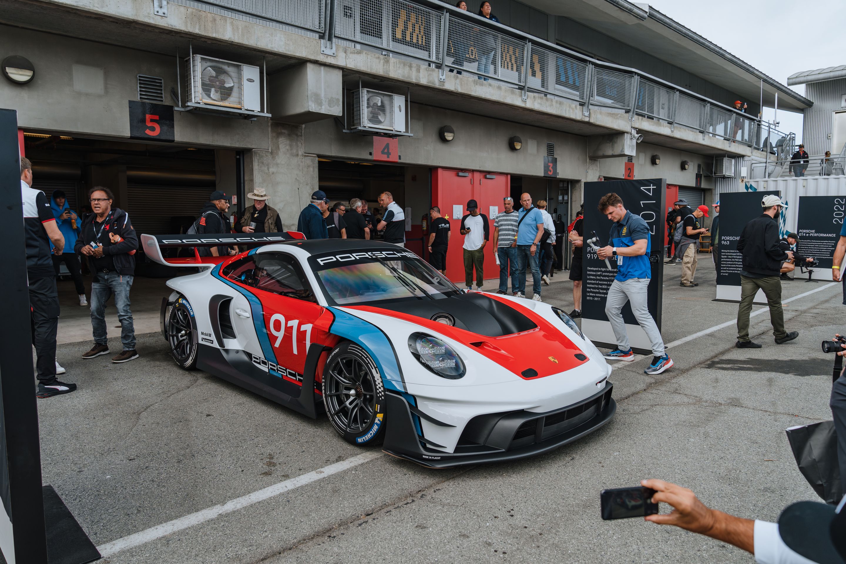 White Porsche 911 996 GT2 with 18" EC-7RS Apex wheels in Anthracite