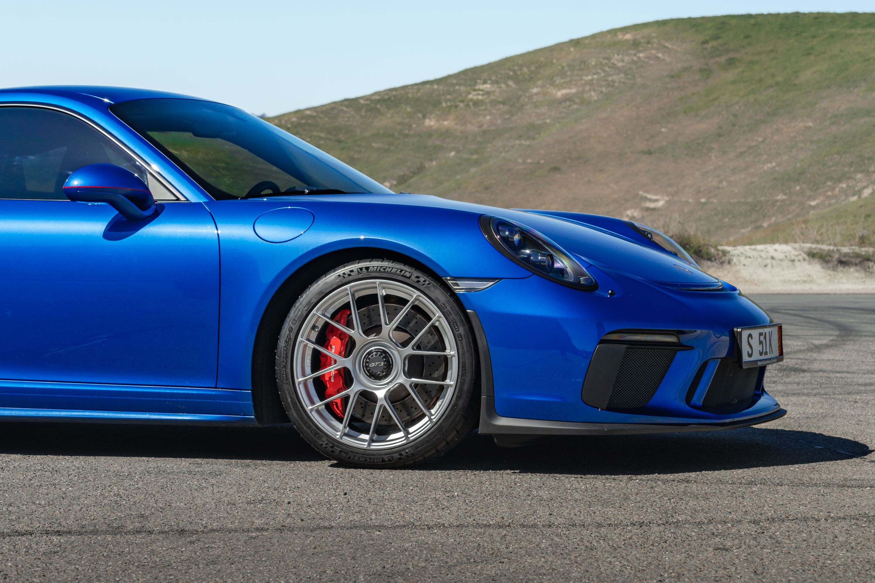 Blue Porsche 911 991.2 GT3 Touring with 19" EC-7RS Apex wheels in Race Silver