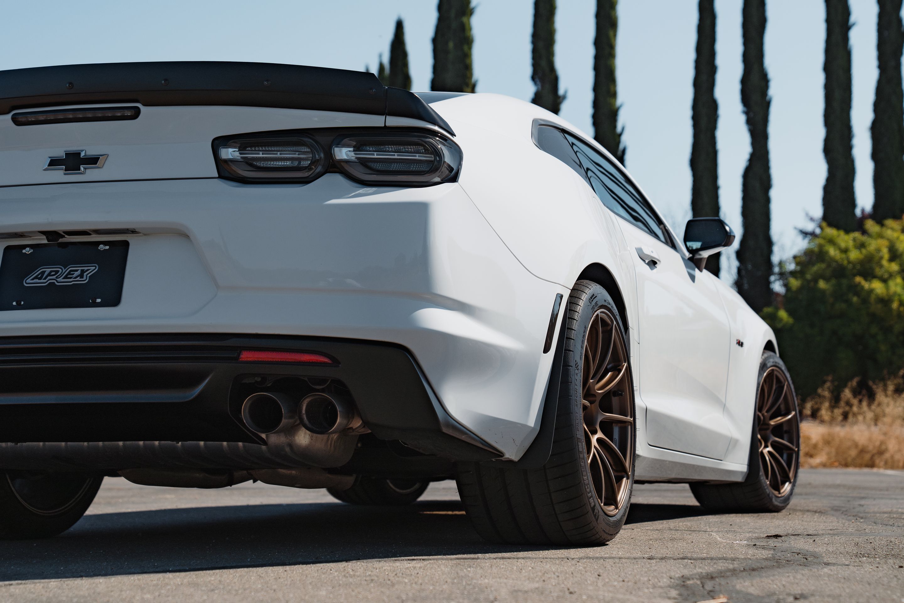 White Chevrolet 6th Gen Camaro SS 1LE with 19" SM-10RS Apex wheels in Satin Bronze