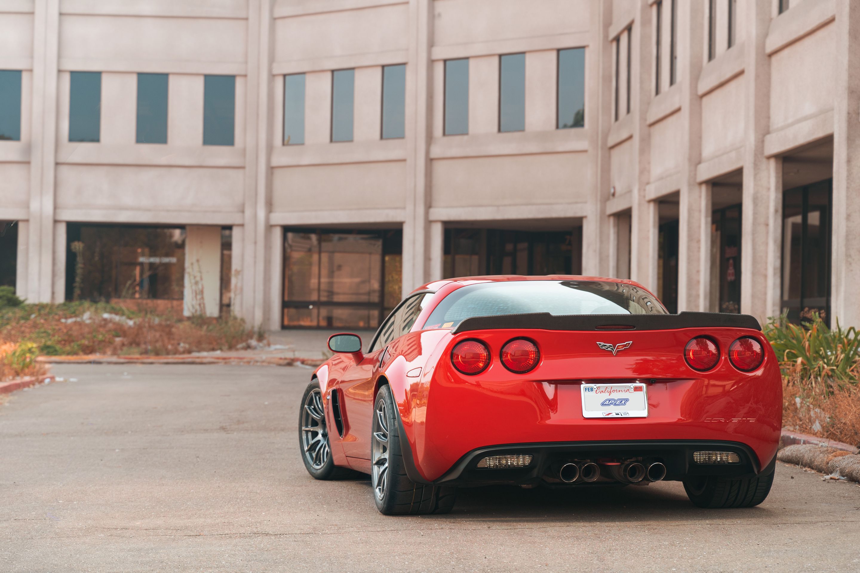 Red Chevrolet C6 Corvette Z06 with 18" SM-10 Apex wheels in Anthracite