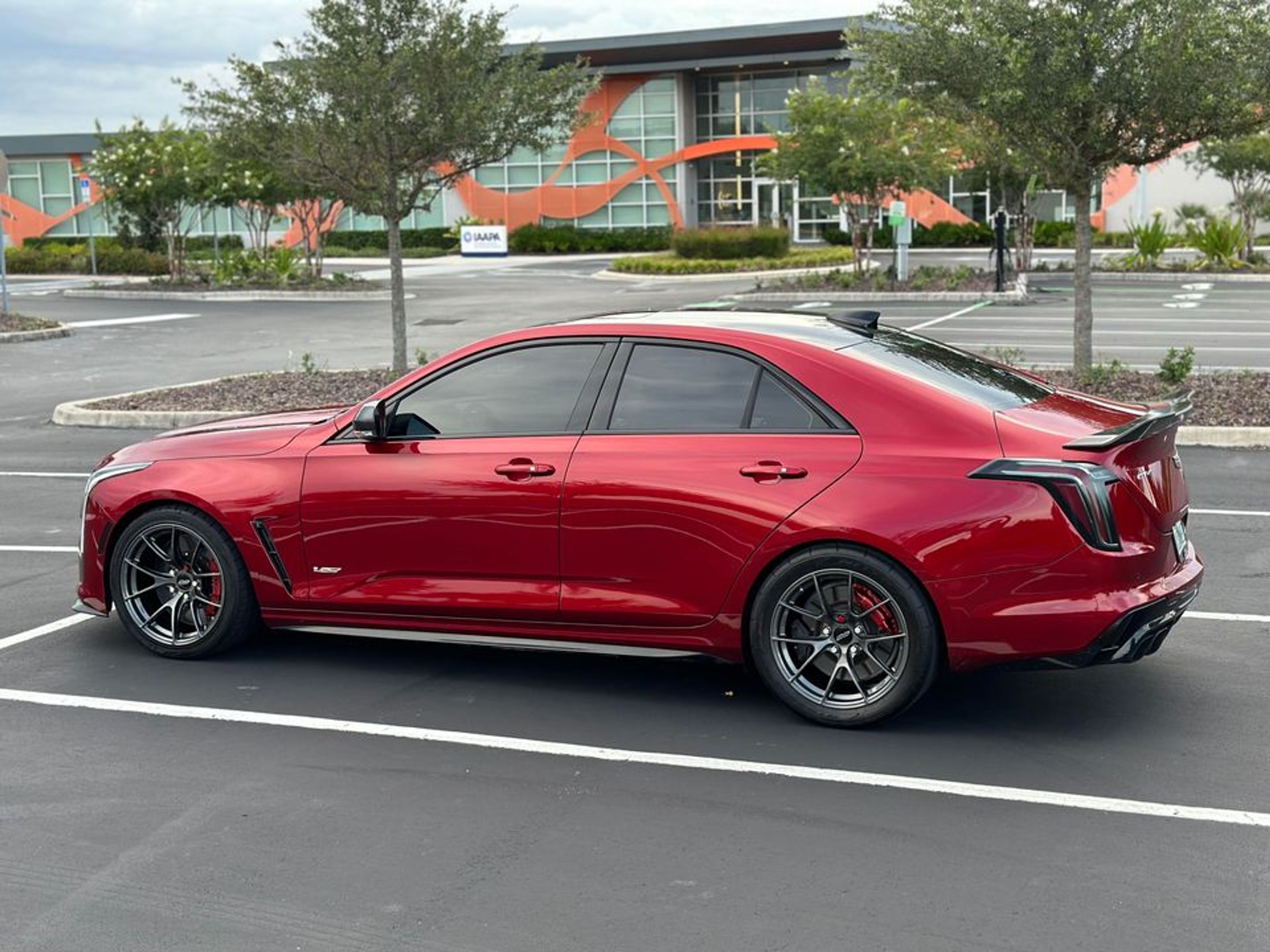 Red Cadillac CT4-V Blackwing with 18" VS-5RS Apex wheels in Anthracite