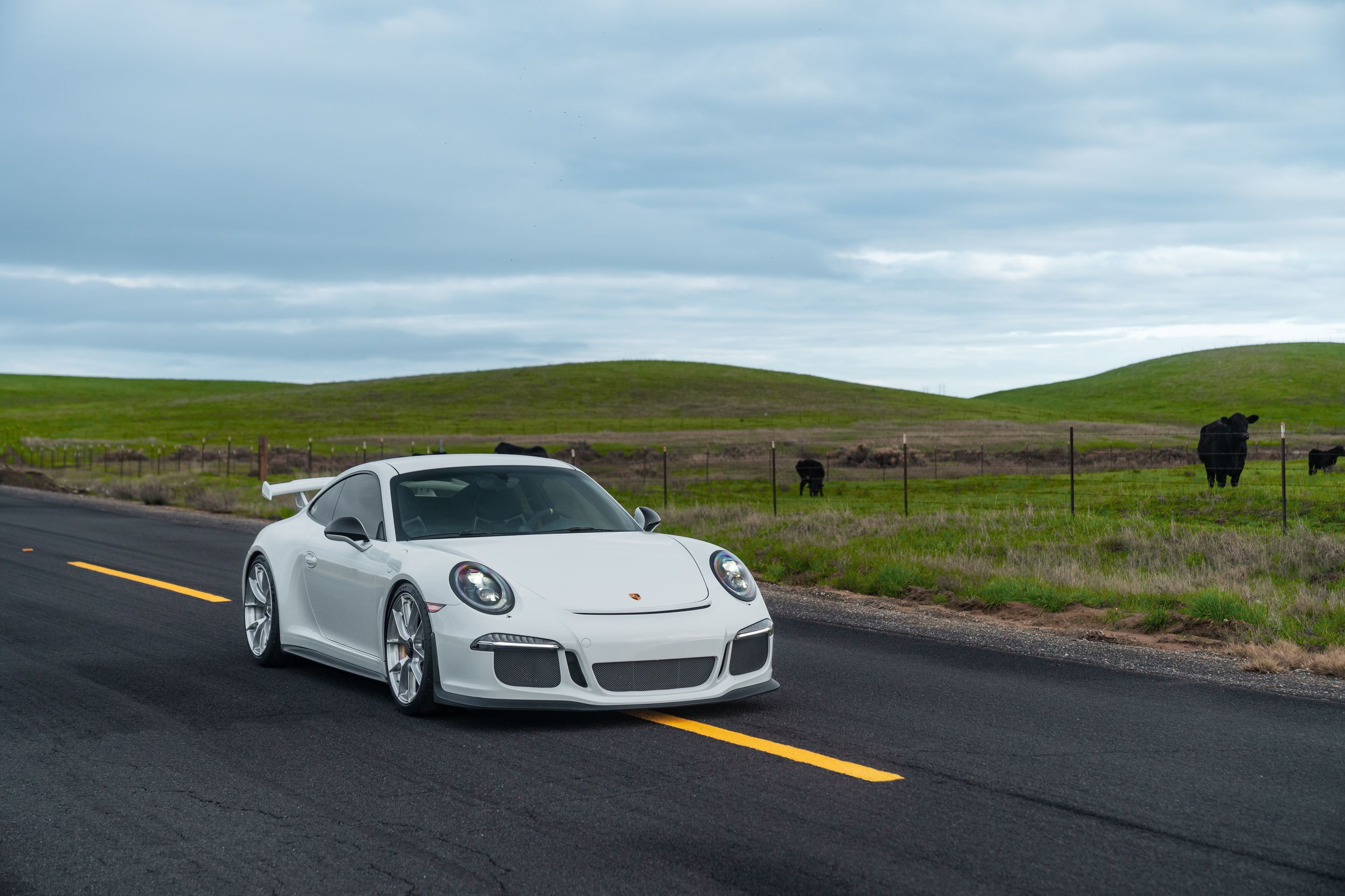 White Porsche 911 991.1 GT3 with 20" VS-5RS Apex wheels in Brushed Clear