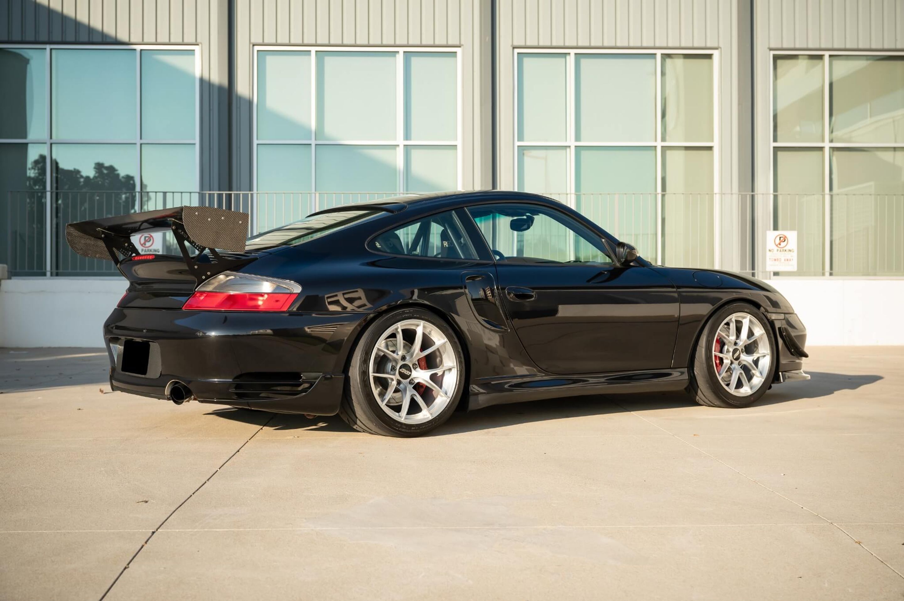 Black Porsche 911 996 Turbo with 18" VS-5RS Apex wheels in Brushed Clear