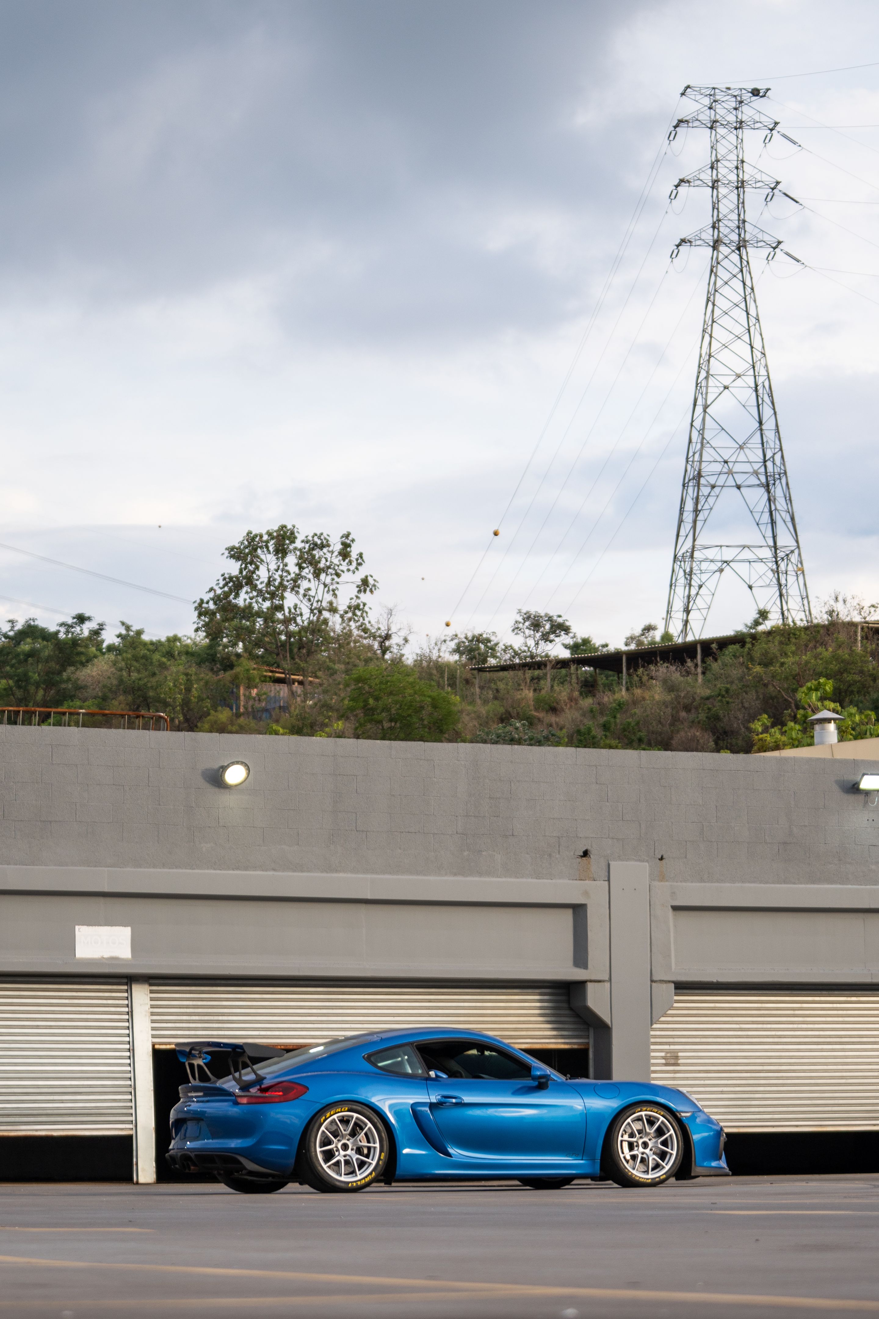 Blue Porsche 981 Cayman GT4 with 18" VS-5RE Apex wheels in Race Silver