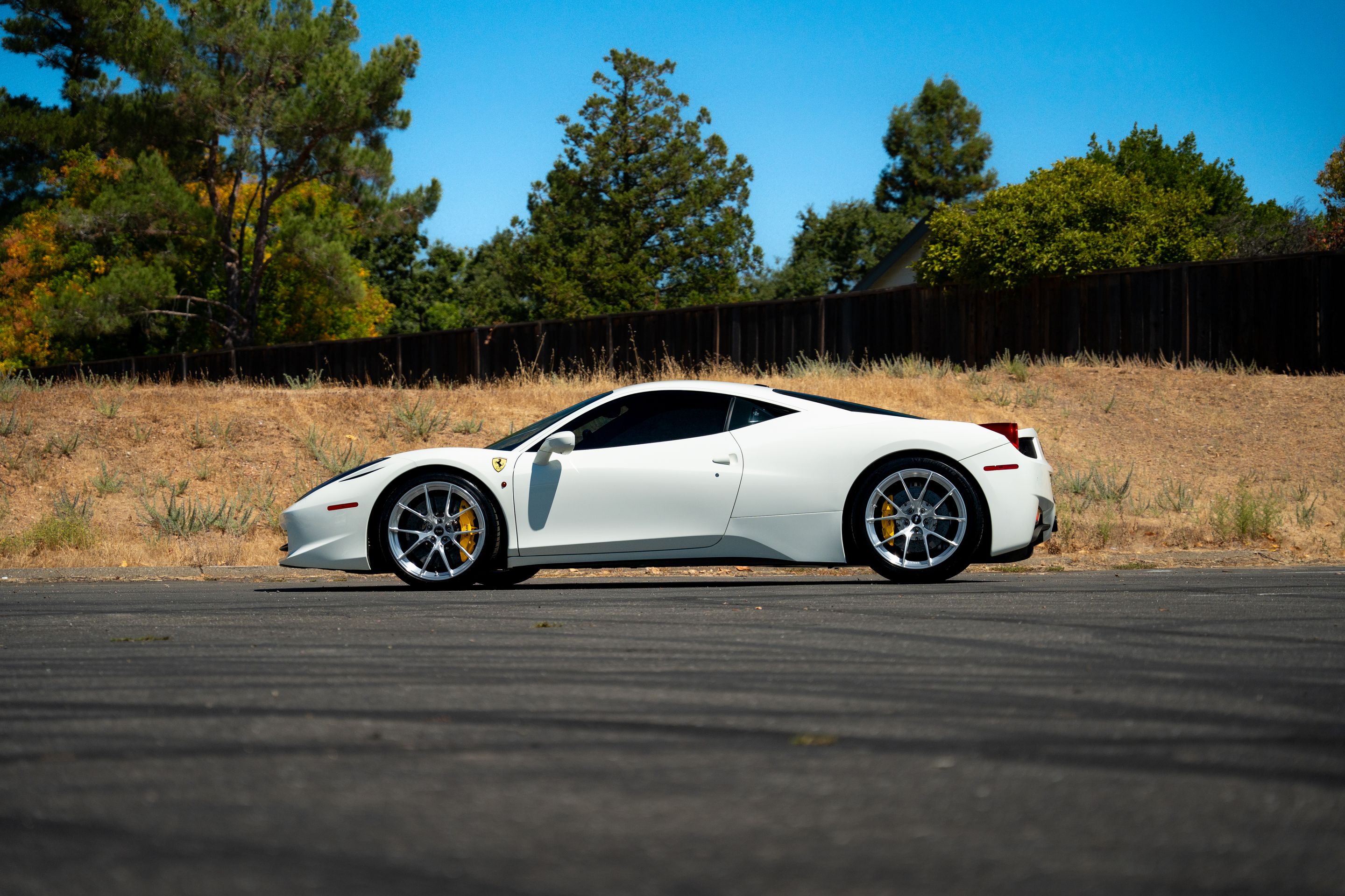 White Ferrari 458 Italia with 20" VS-5RS Apex wheels in Brushed Clear