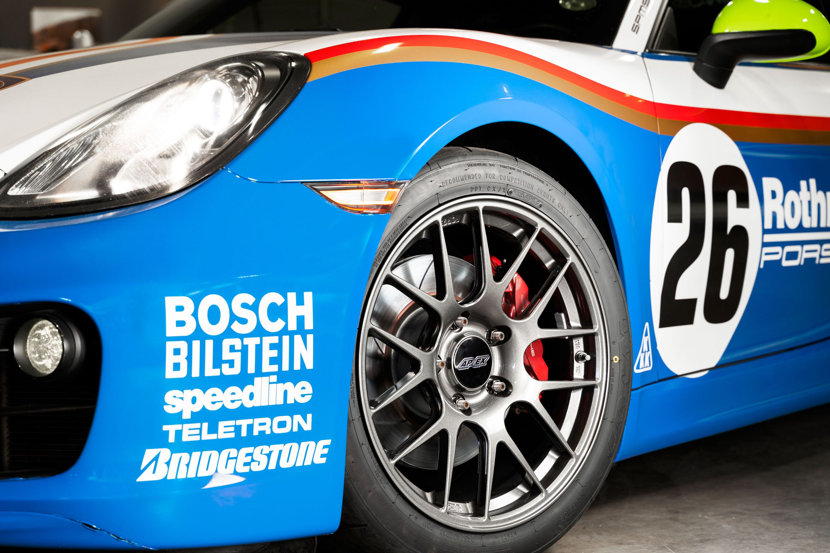 White Porsche 981 Cayman S with 18" EC-7R Apex wheels in Anthracite