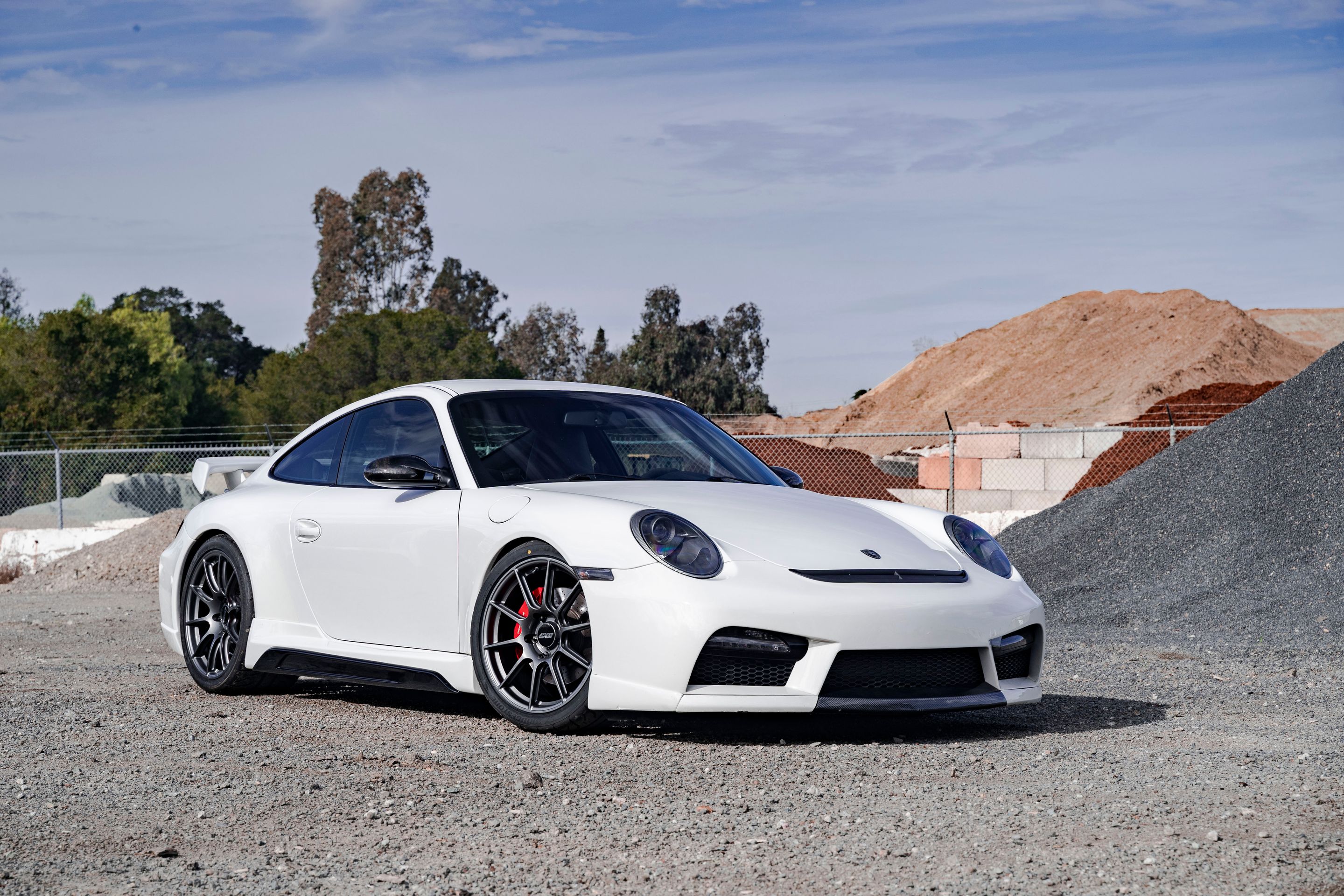 White Porsche 911 997 Carrera S with 19" SM-10 Apex wheels in Anthracite