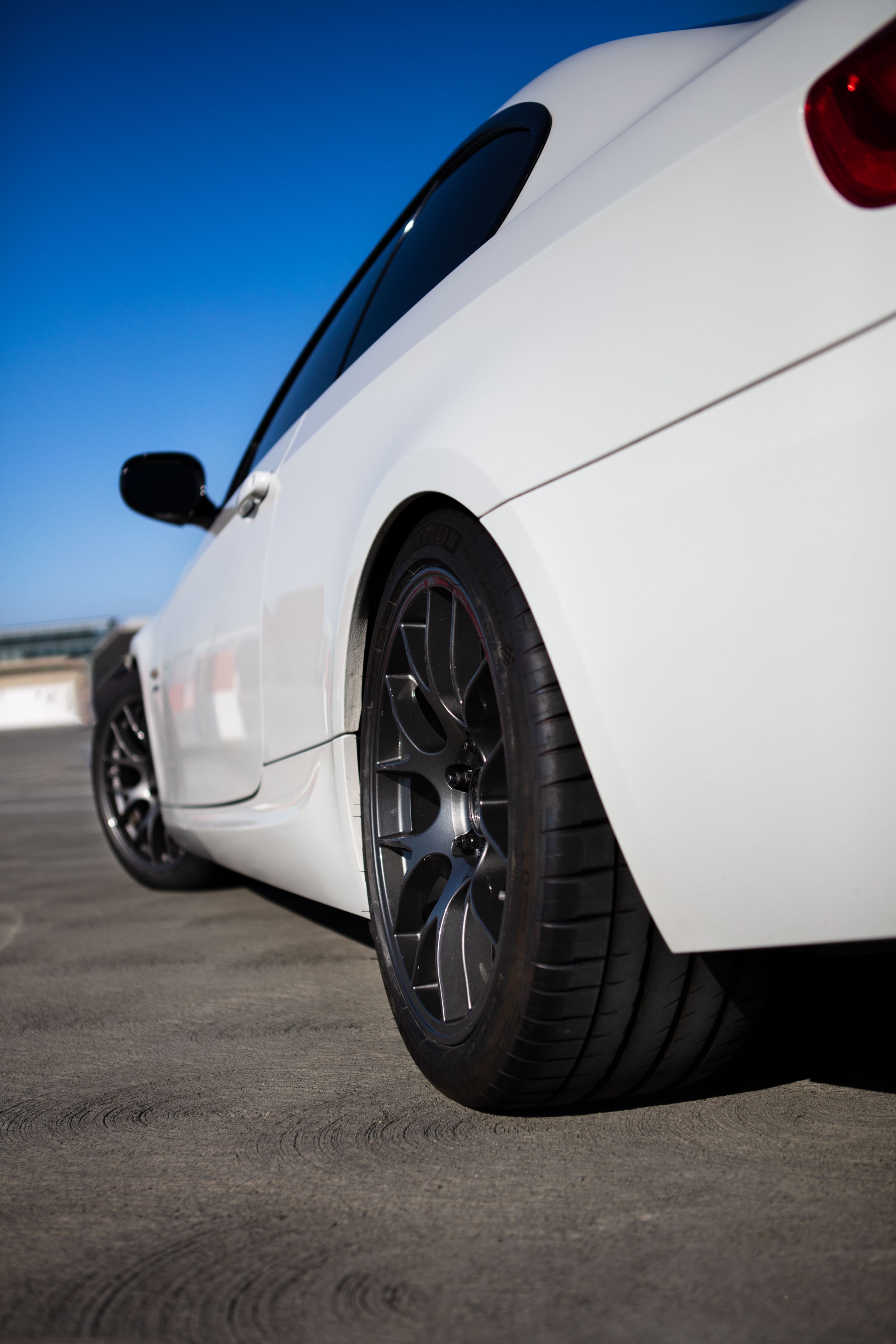 White BMW E92 Coupe 3 Series with 18" EC-7 Apex wheels in Anthracite