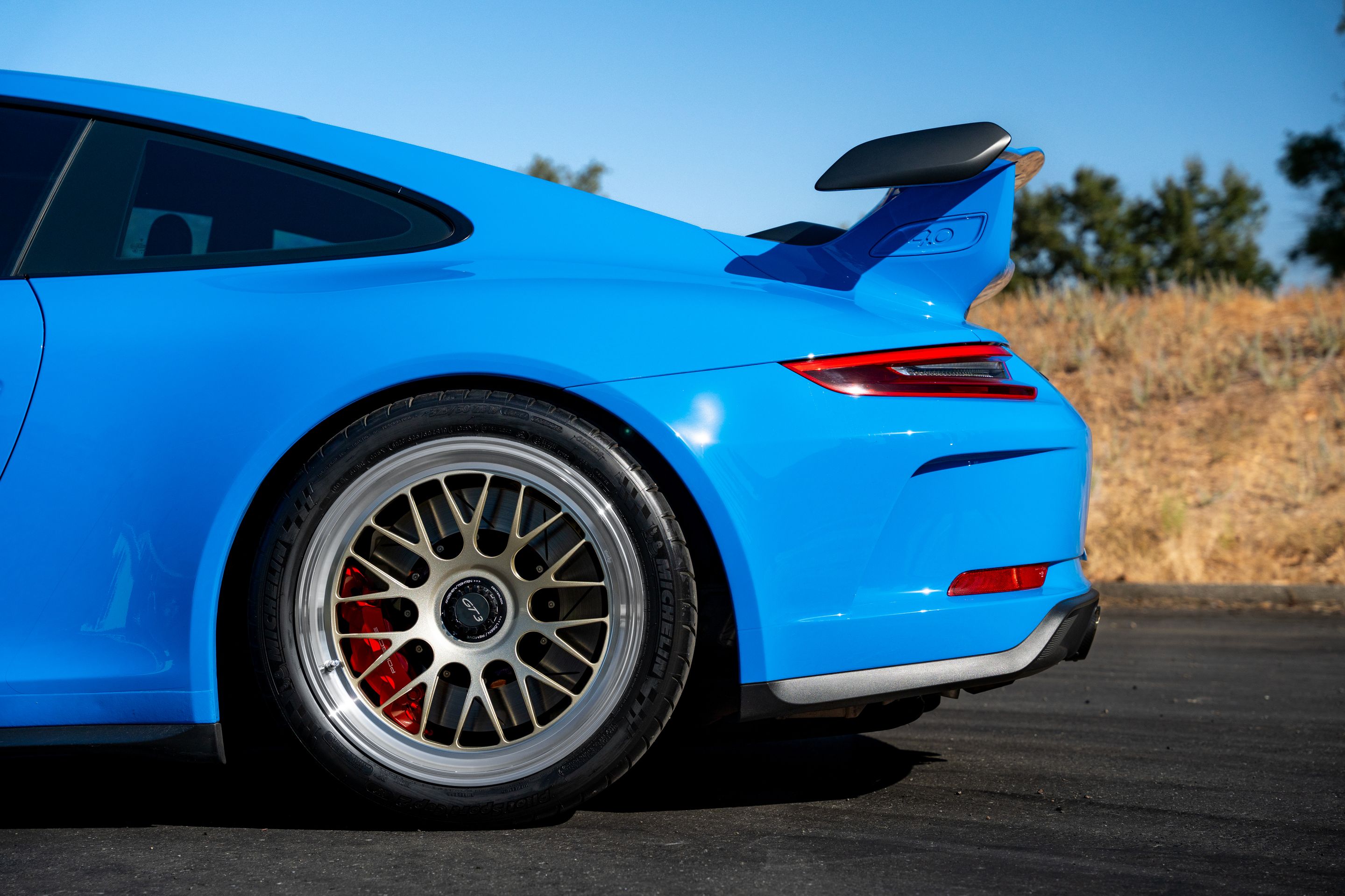 Blue Porsche 911 991.2 GT3 with 19" ML-10RT Apex wheels in Machined Lip Gloss Motorsport Gold