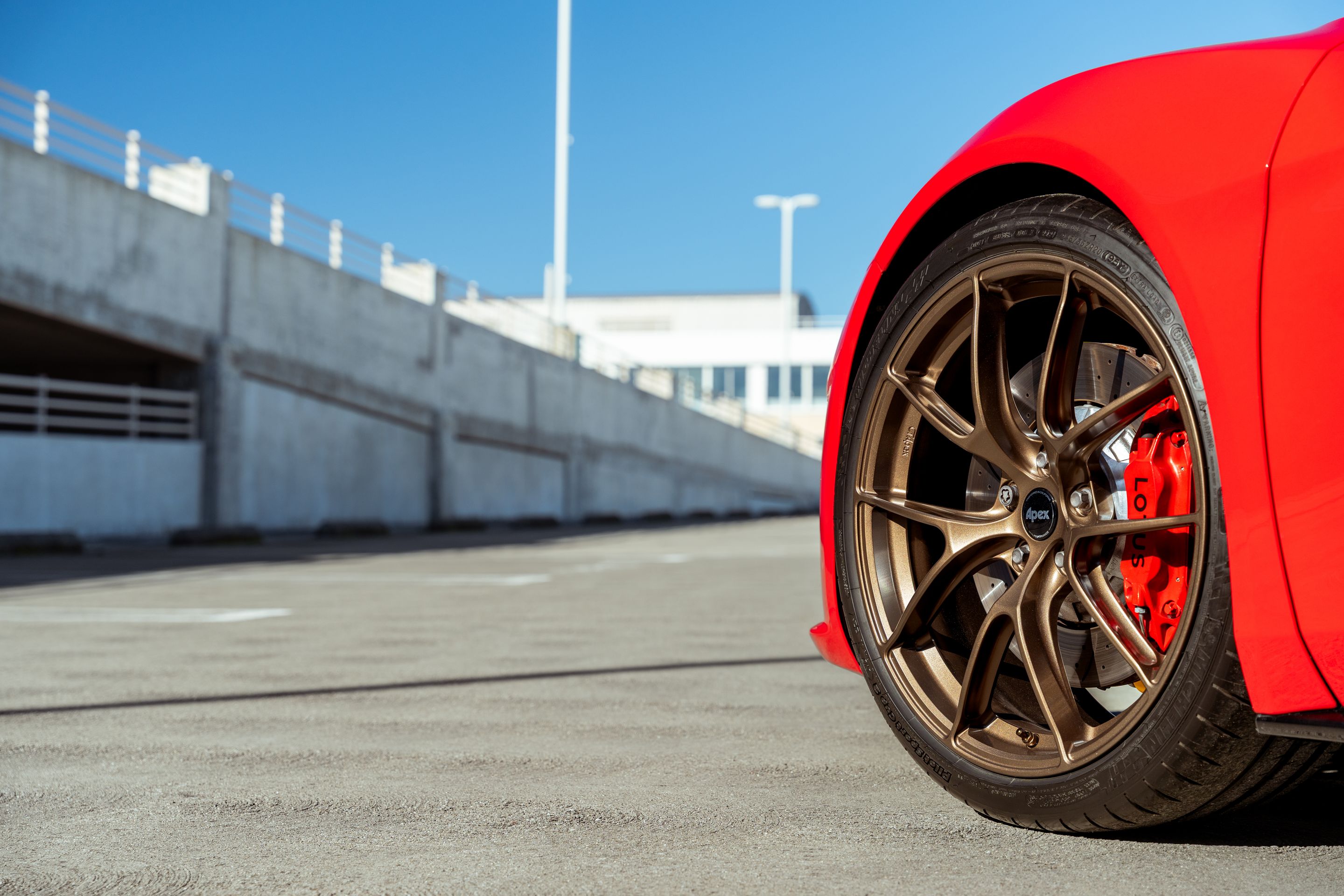 Red Lotus Emira with 20" VS-5RS Apex wheels in Anthracite