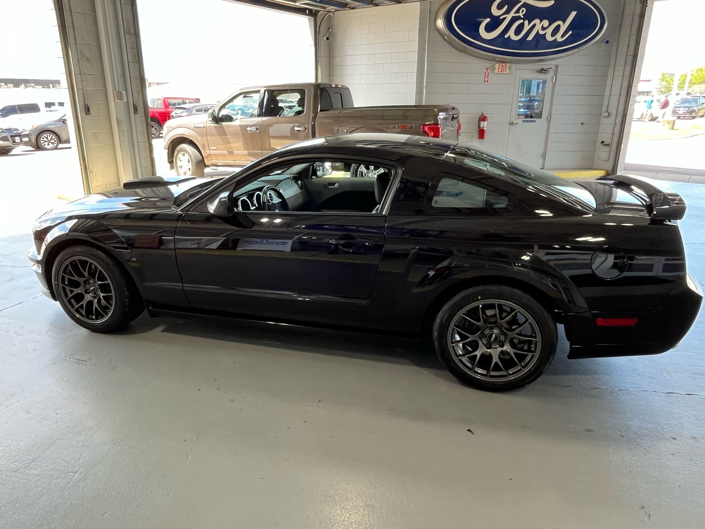 Black Ford S197 Mustang GT with 18" EC-7 Apex wheels in Anthracite