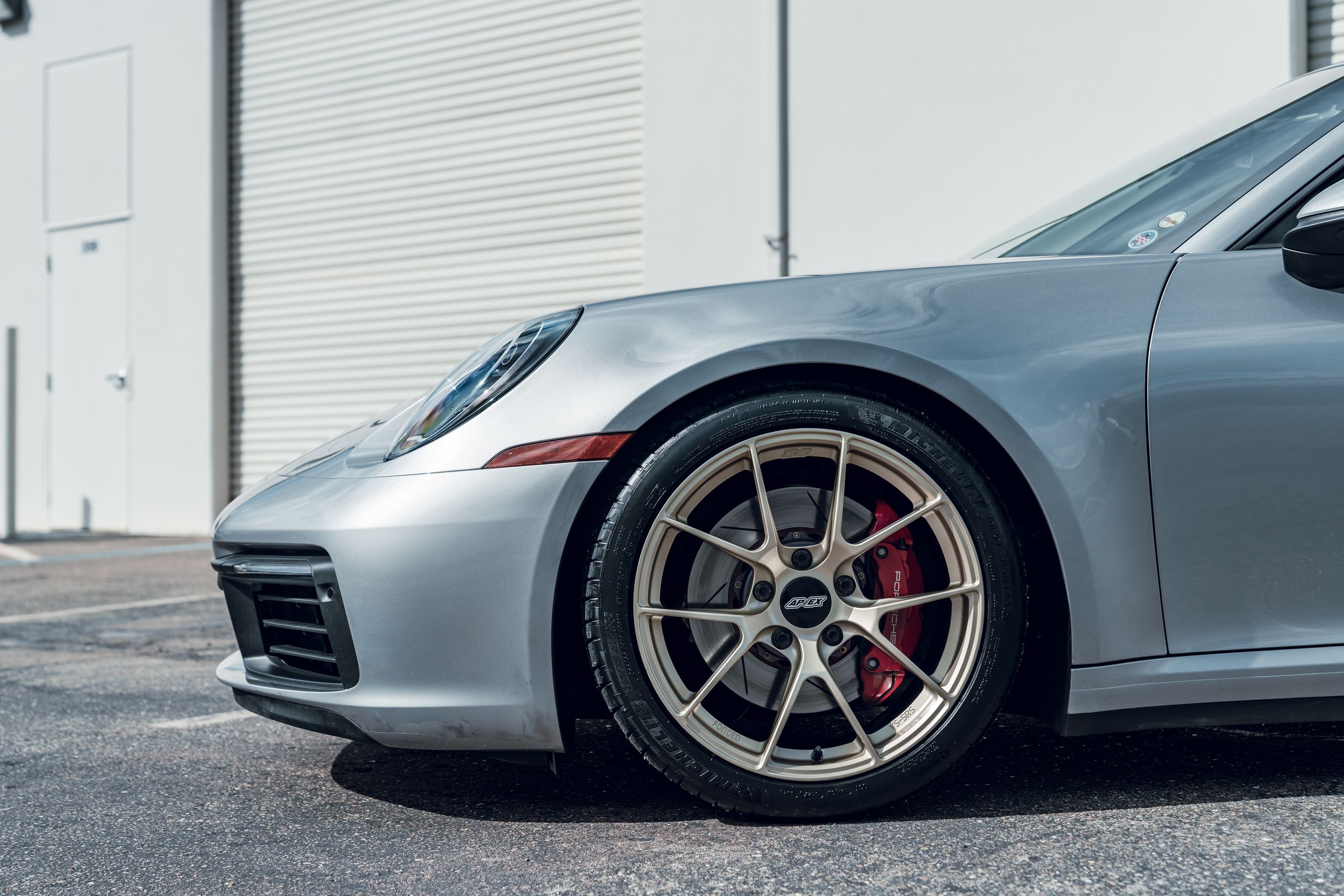 Silver Porsche 911 992.1 Carrera S with 19"/20" VS-5RS Apex wheels in Motorsport Gold