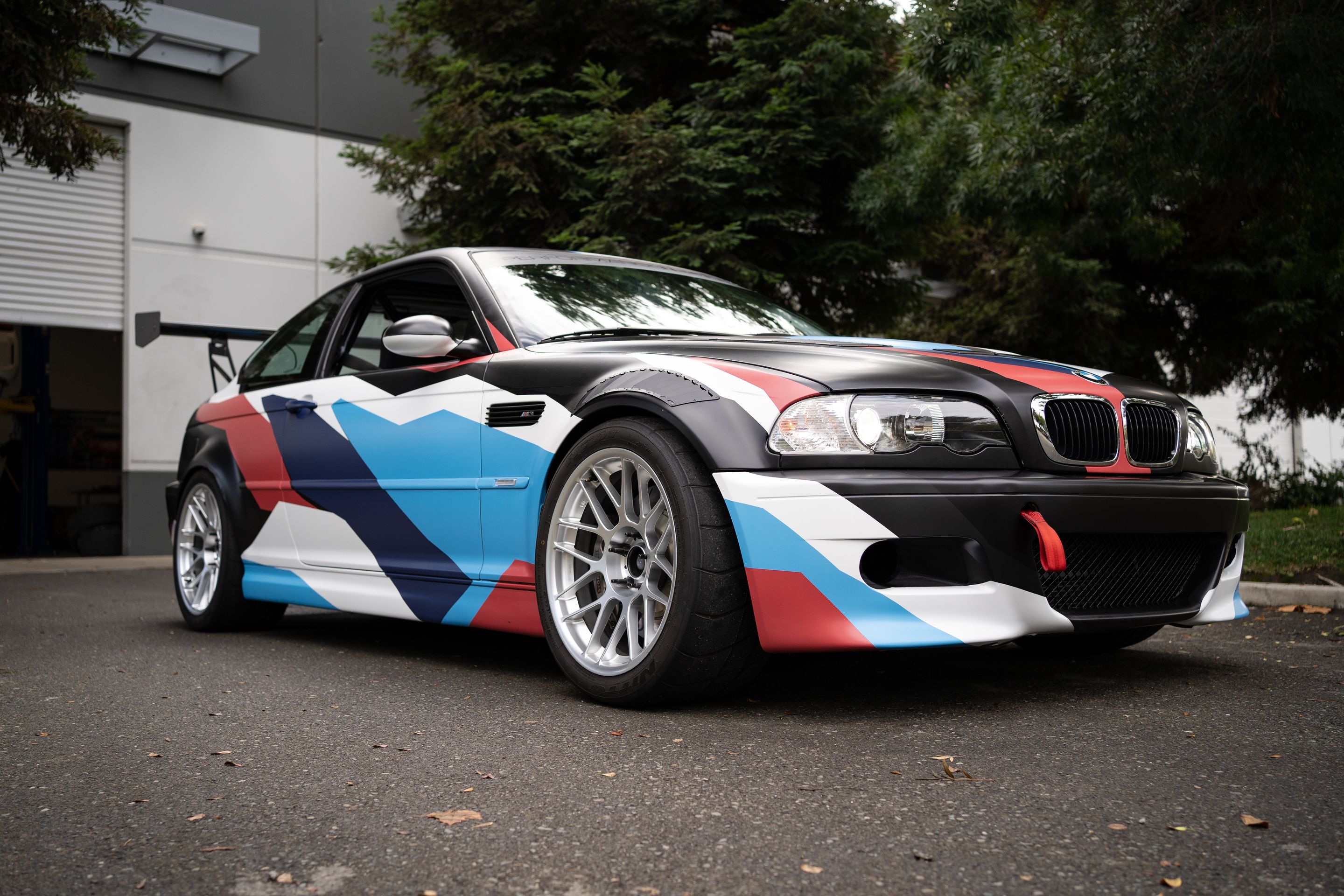 Race Livery BMW E46 M3 with 18" ARC-8 Apex wheels in Hyper Silver