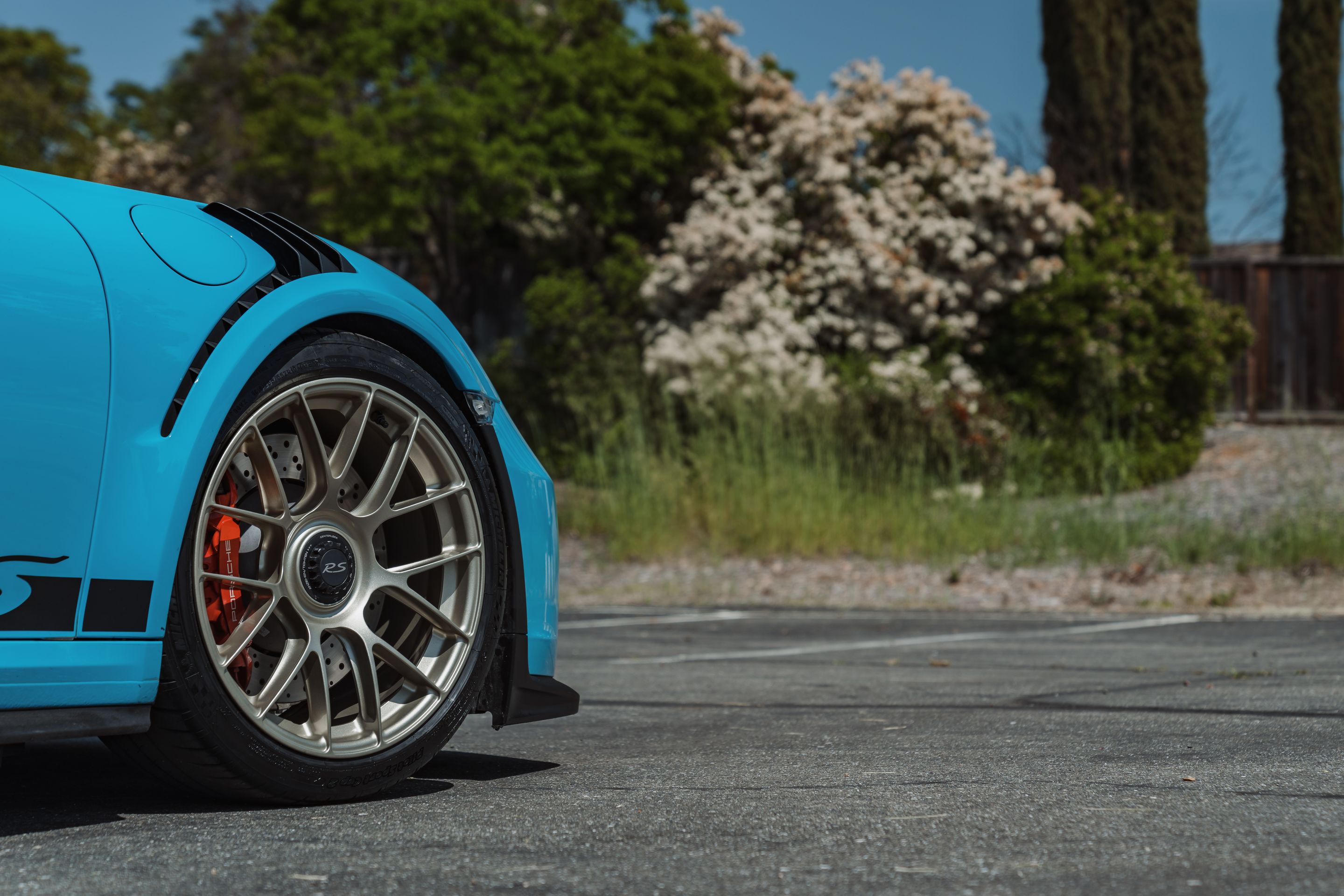 Blue Porsche 911 991.2 GT3 RS with 19" EC-7RS Apex wheels in Motorsport Gold