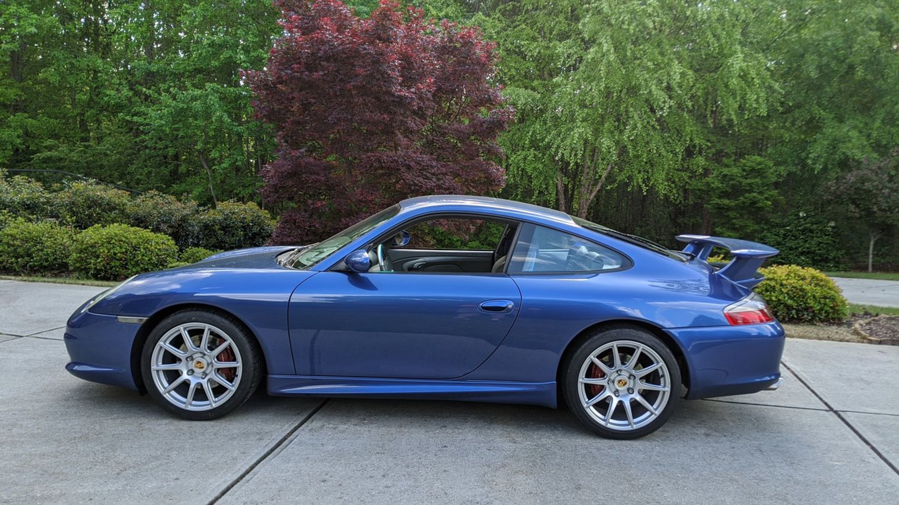 Blue Porsche 911 996 Carrera with 18" SM-10 Apex wheels in Race Silver