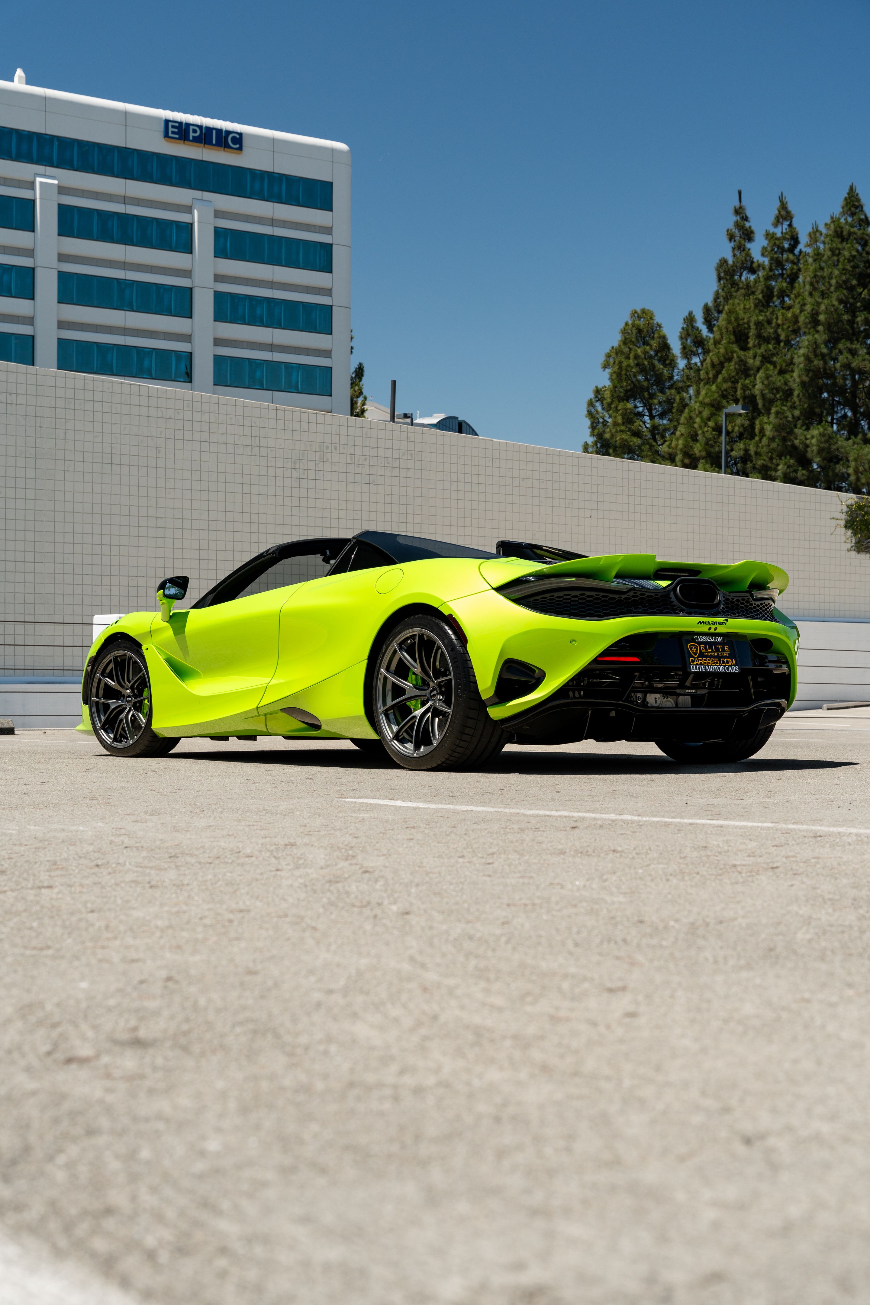 Green McLaren 750S with 19"/20" VS-5RS Apex wheels in Anthracite