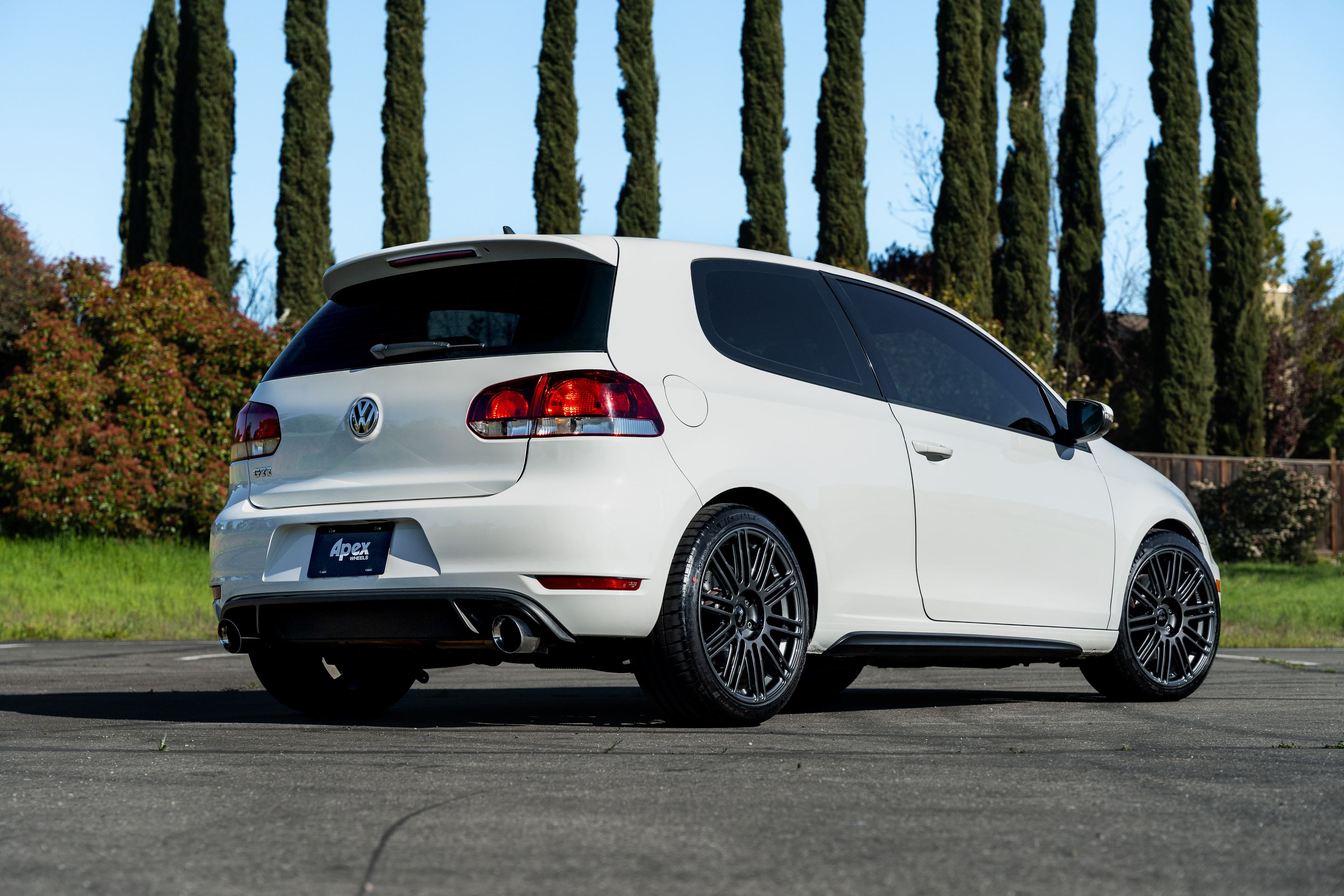 White VW MK6 GTI with 18" TC-10RT Apex wheels in Anthracite