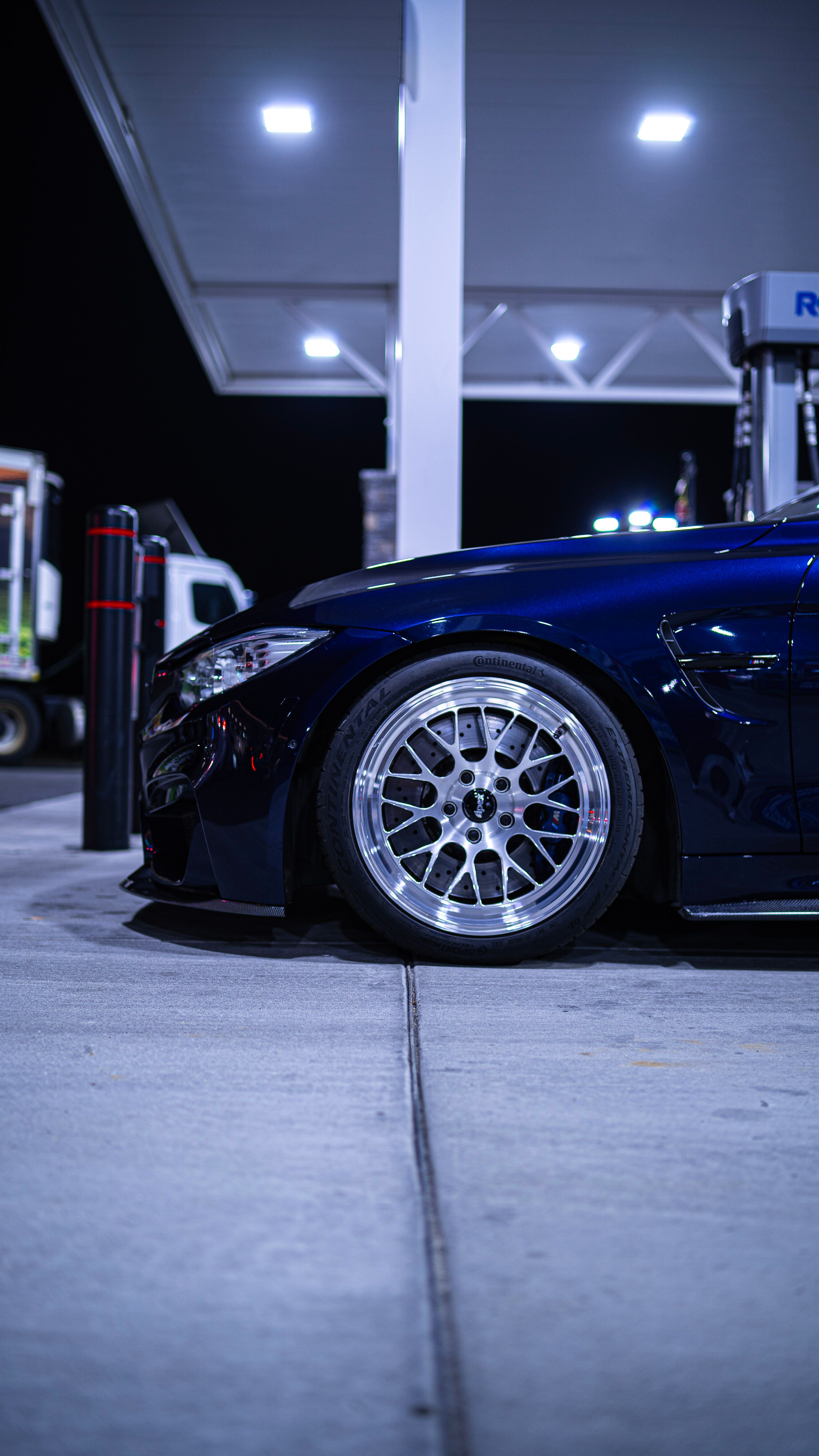 Blue BMW F82 Coupe M4 with 18" ML-10RT Apex wheels in Machined Lip Brushed Clear