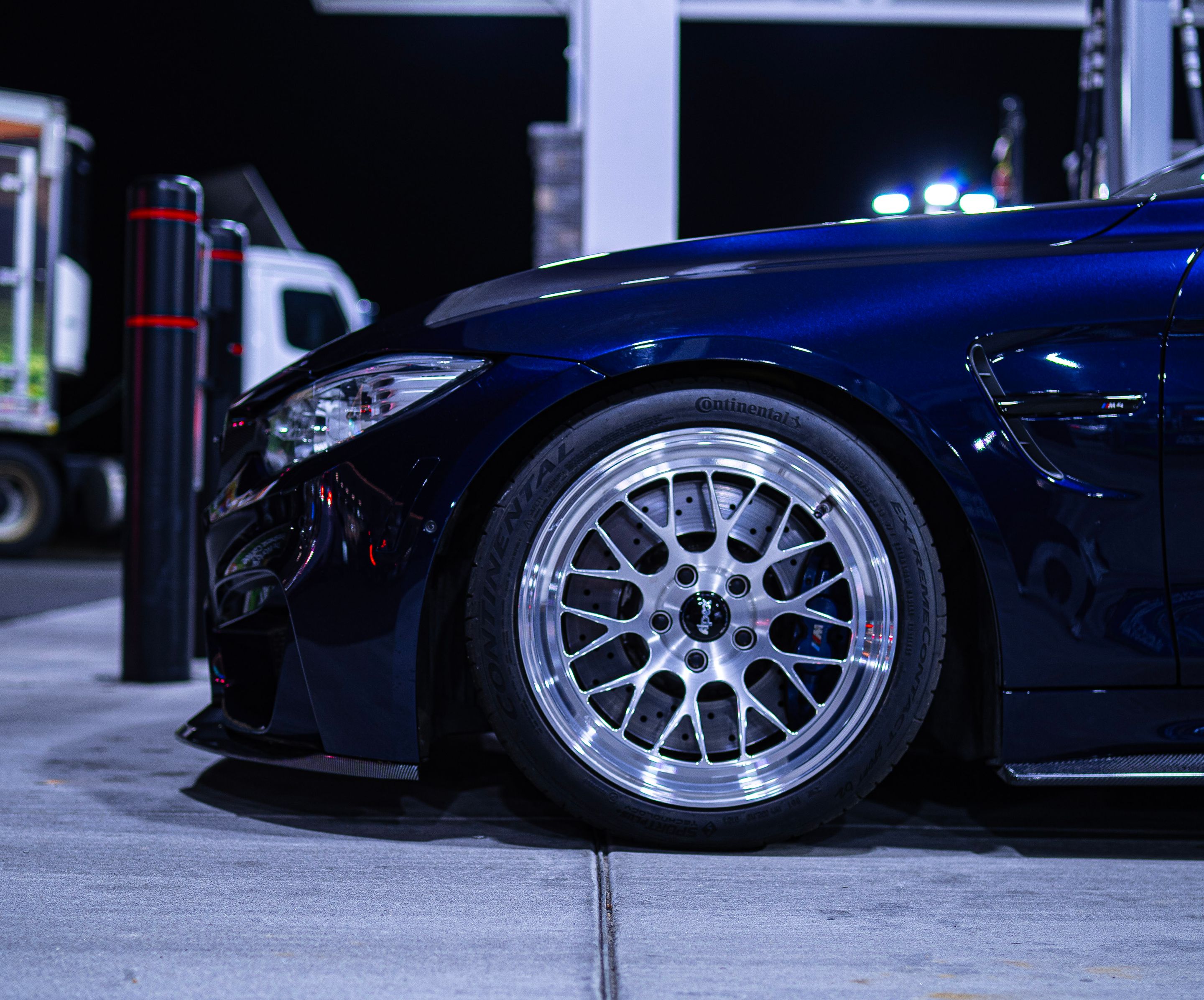 Blue BMW F82 Coupe M4 with 18" ML-10RT Apex wheels in Machined Lip Brushed Clear