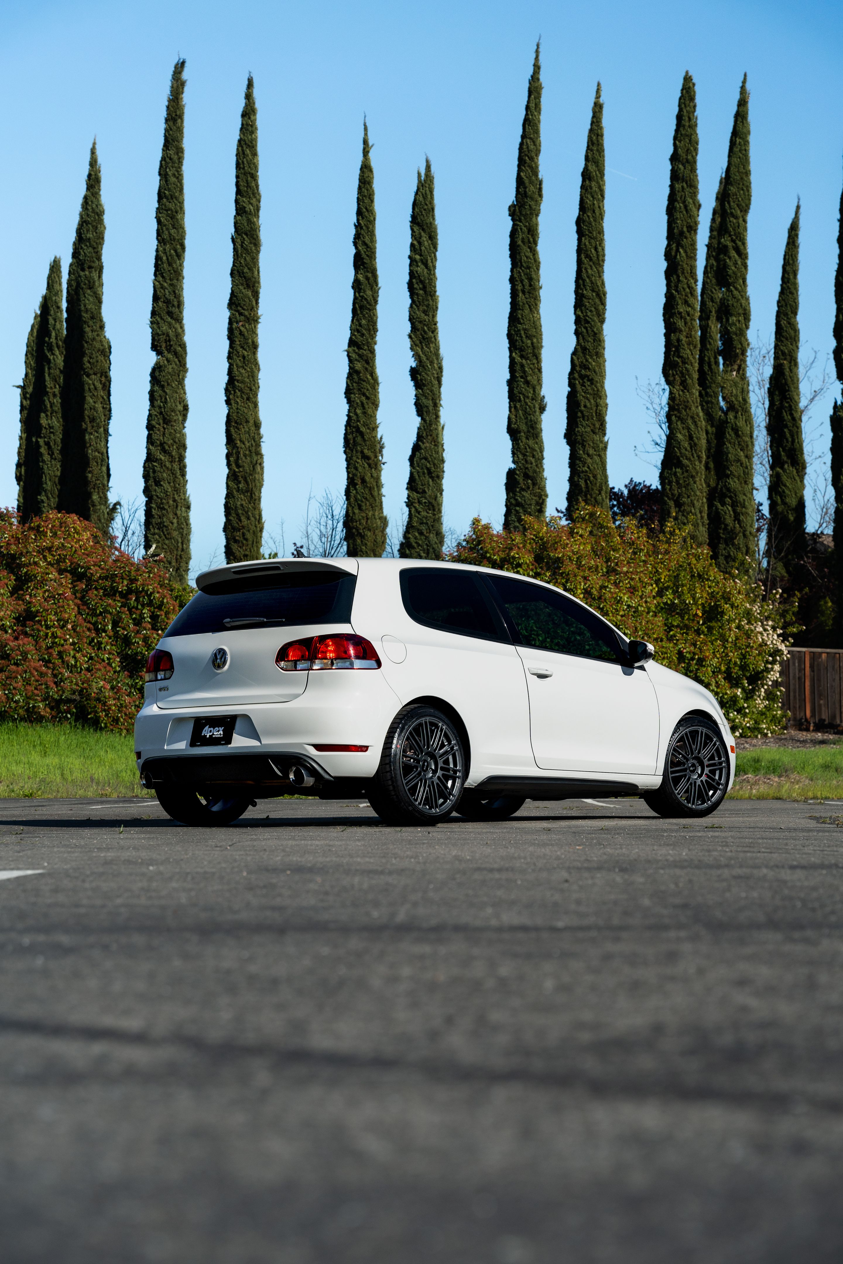 White VW MK6 GTI with 18" TC-10RT Apex wheels in Anthracite