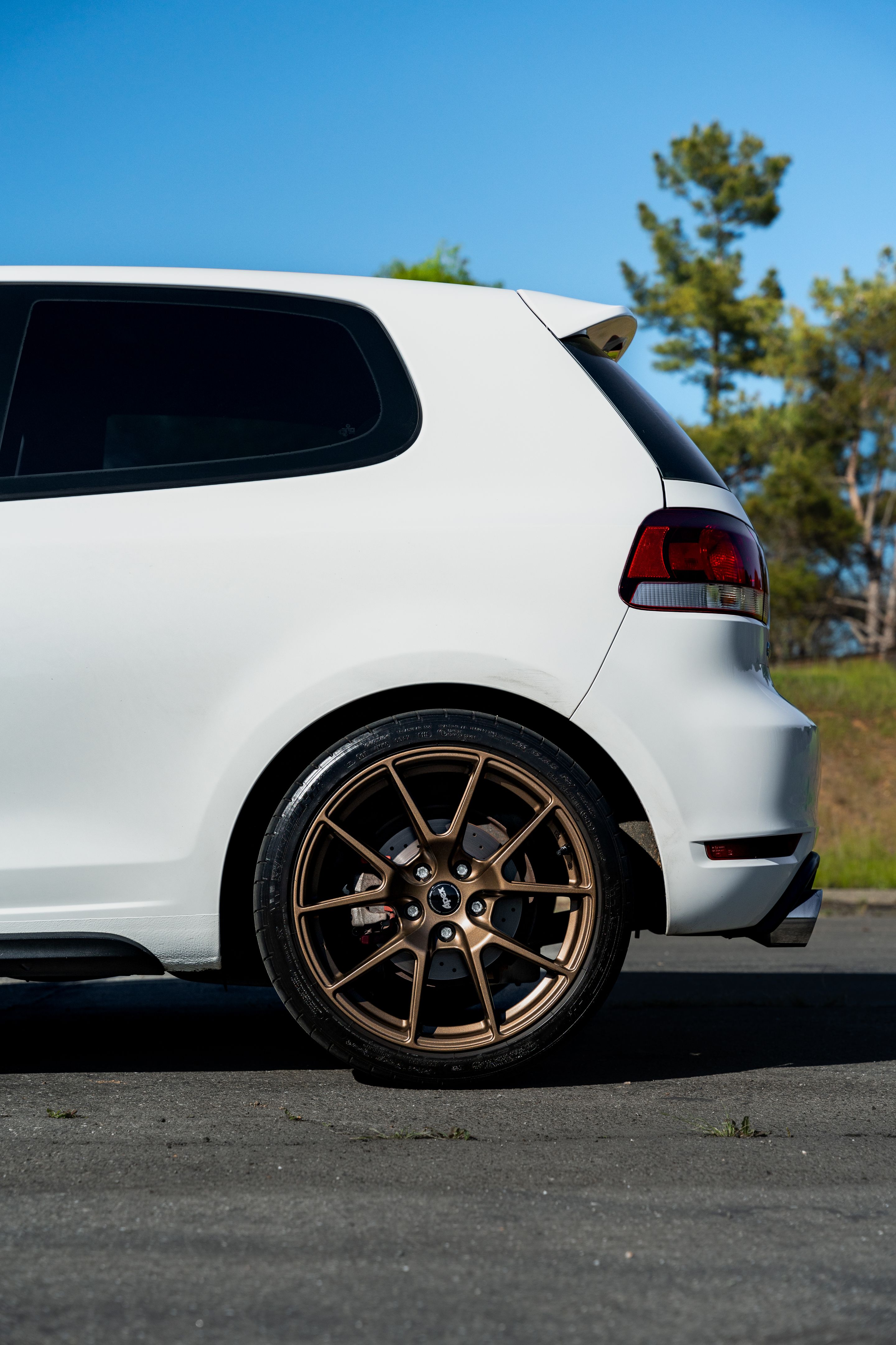 White VW MK6 GTI with 18" VS-5 Apex wheels in Satin Bronze
