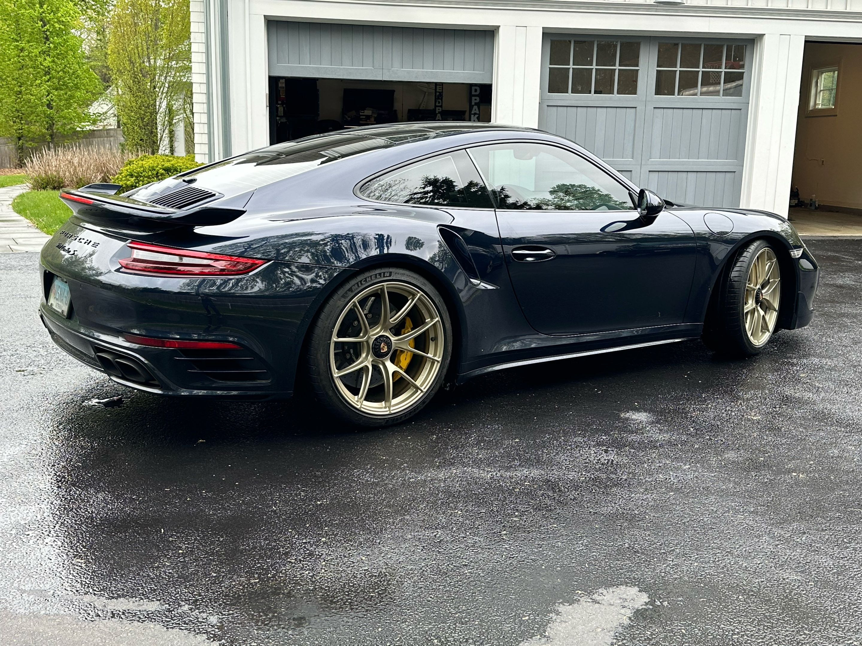 Blue Porsche 911 991.2 Turbo S with 20" VS-5RS Apex wheels in Motorsport Gold