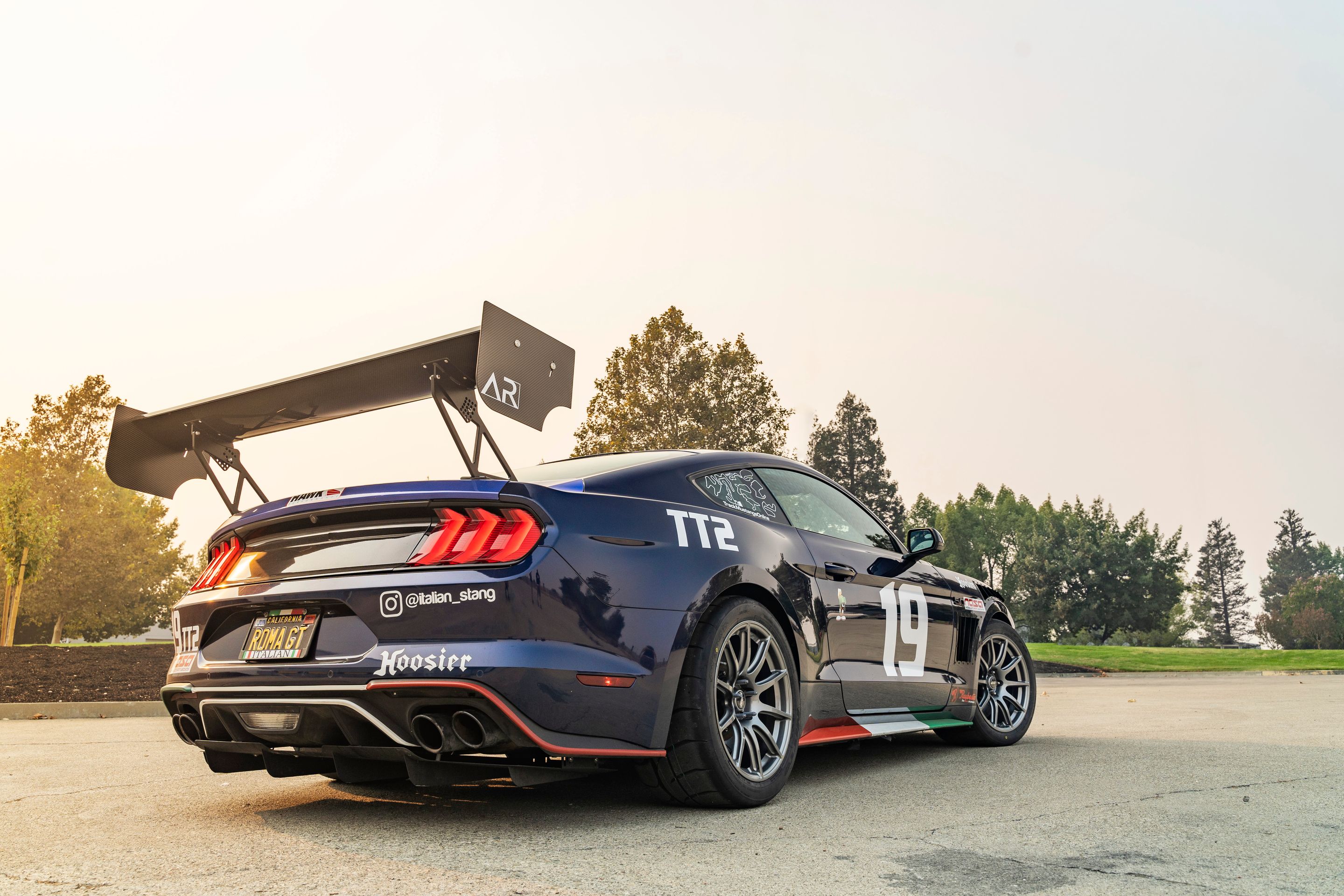 Blue Ford S550 Mustang GT with 18" SM-10 Apex wheels in Anthracite