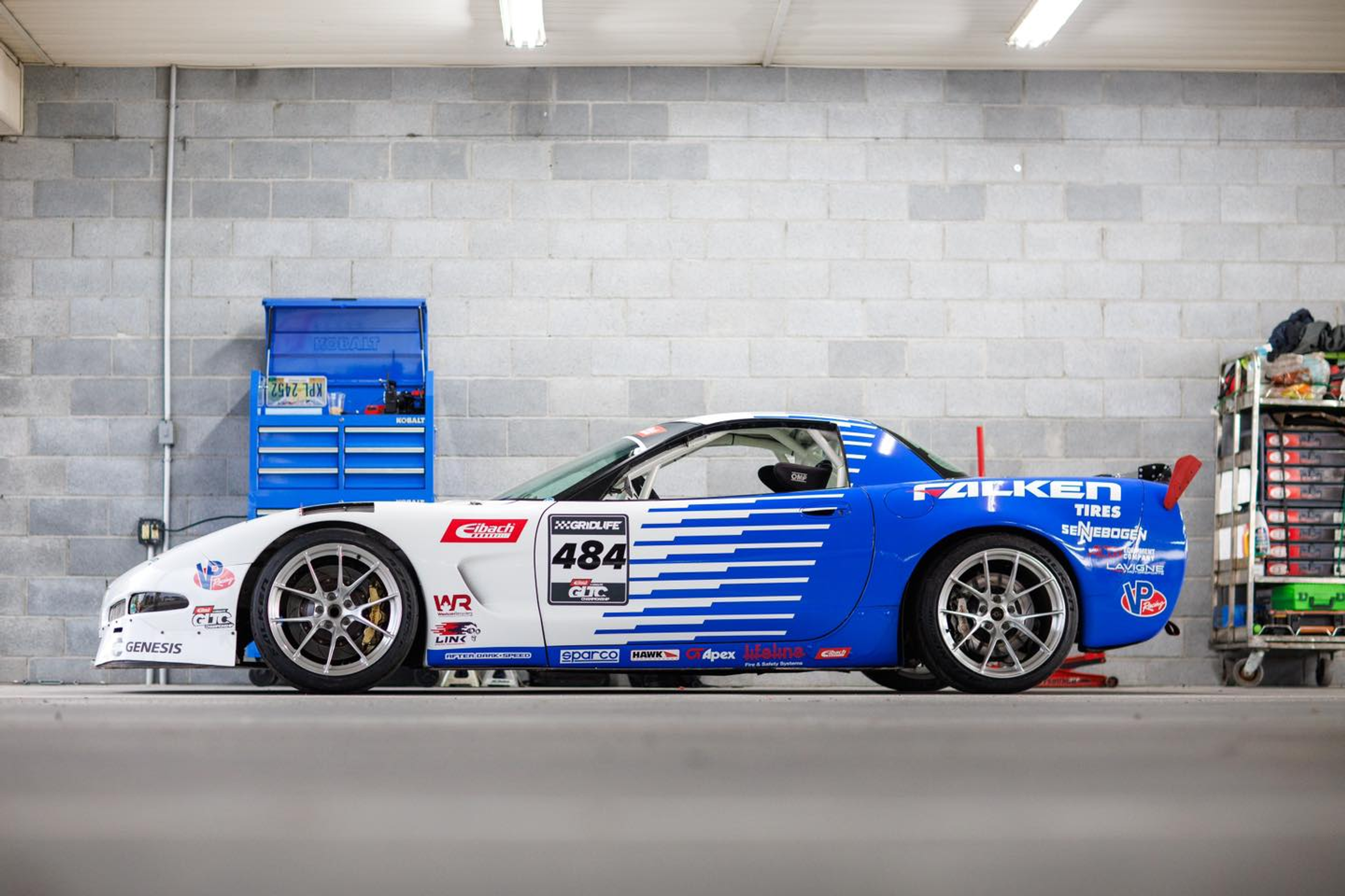 White Chevrolet C5 Corvette Z06 with 19" VS-5RS Apex wheels in Brushed Clear