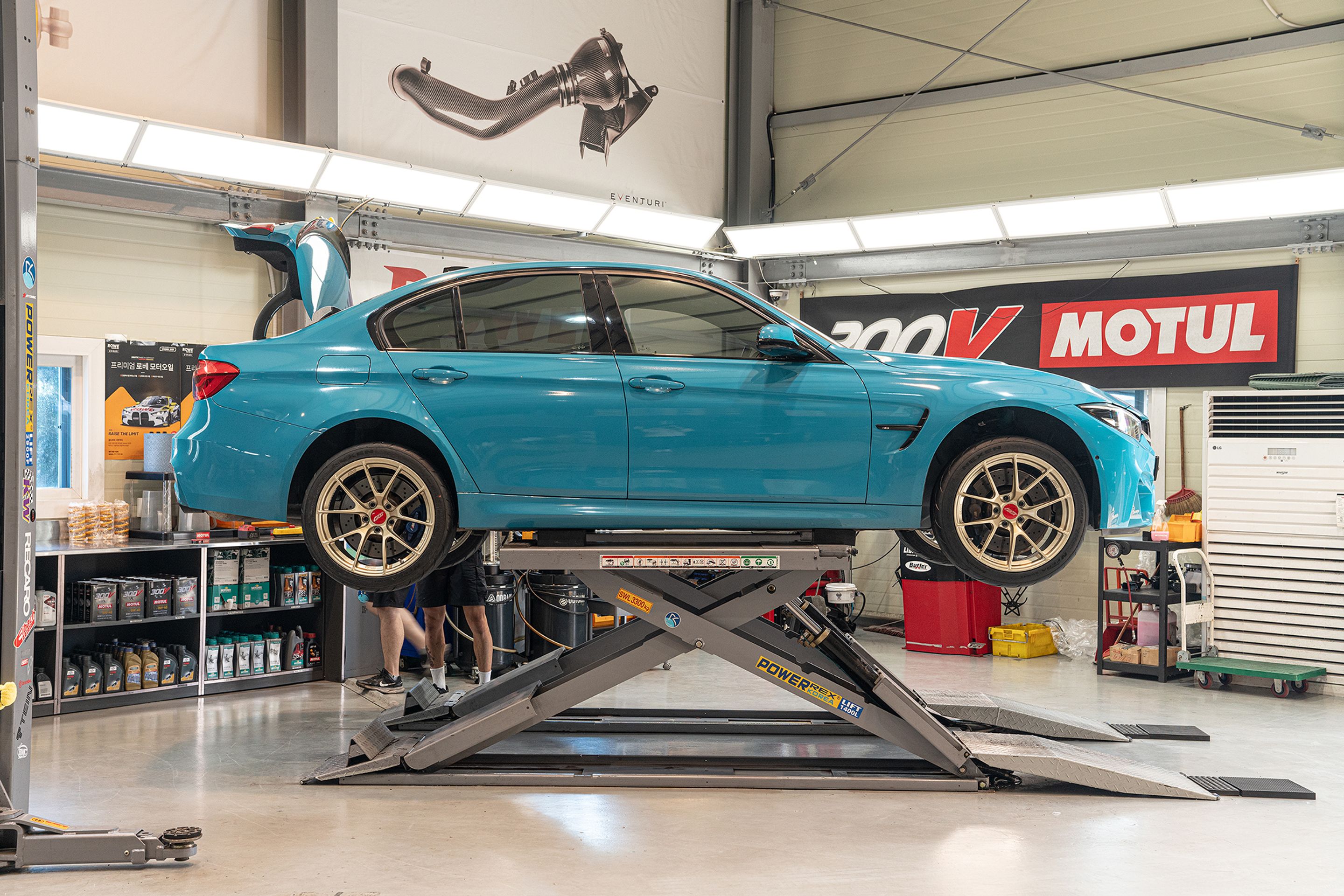 Blue BMW F80 M3 with 19" VS-5RS Apex wheels in Motorsport Gold