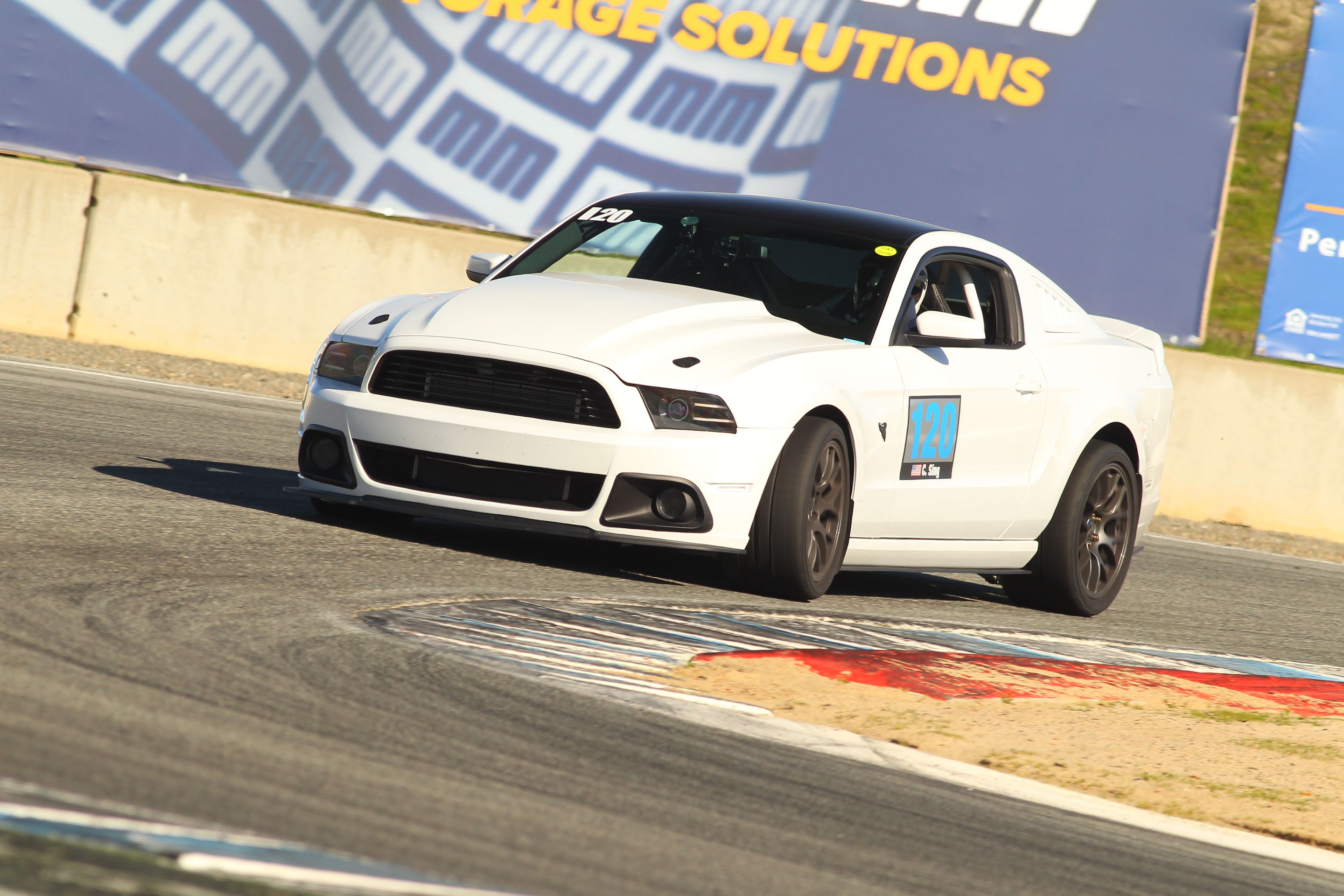 White Ford S197 Mustang GT with 18" EC-7 Apex wheels in Anthracite