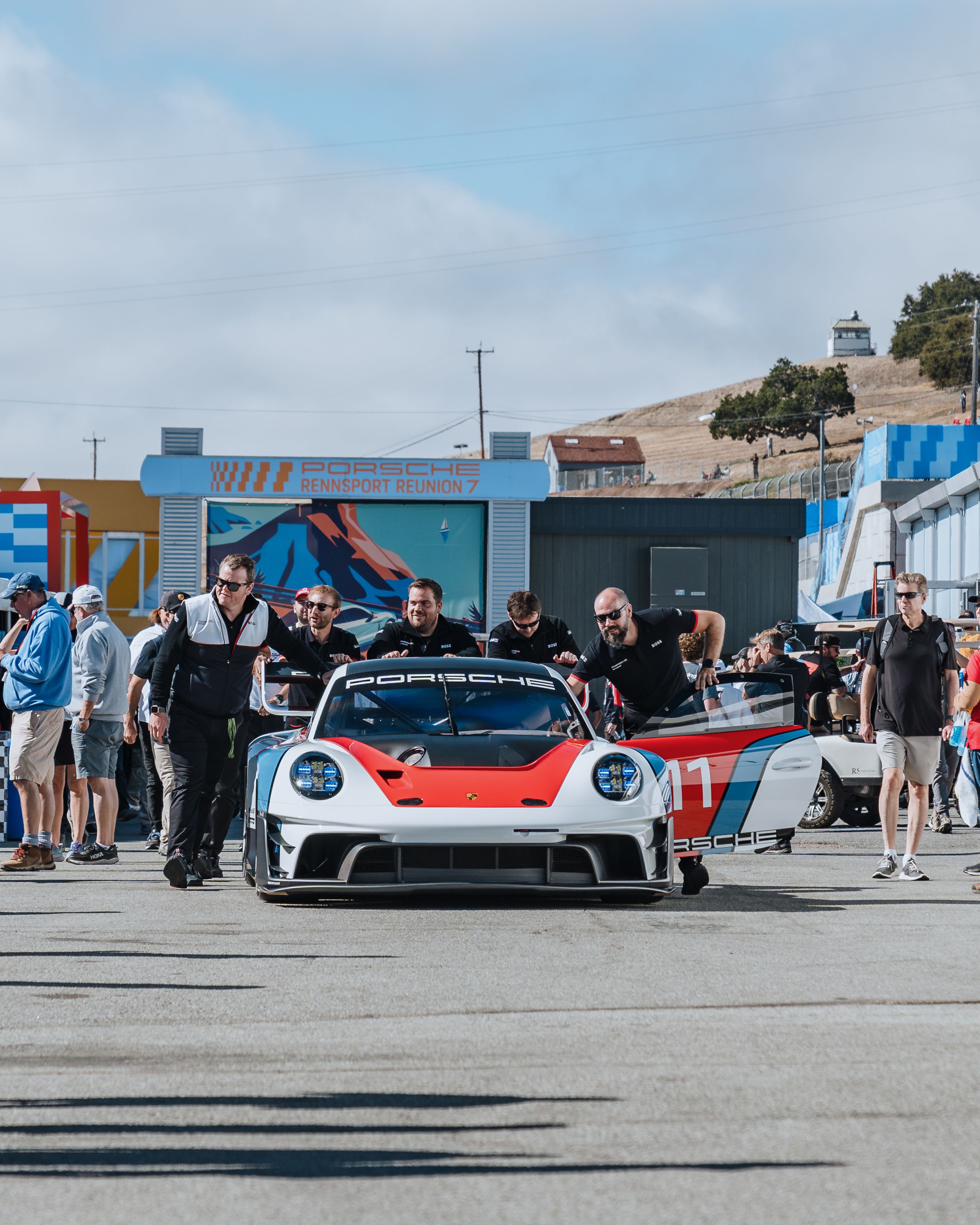 White Porsche 911 996 GT2 with 18" EC-7RS Apex wheels in Anthracite