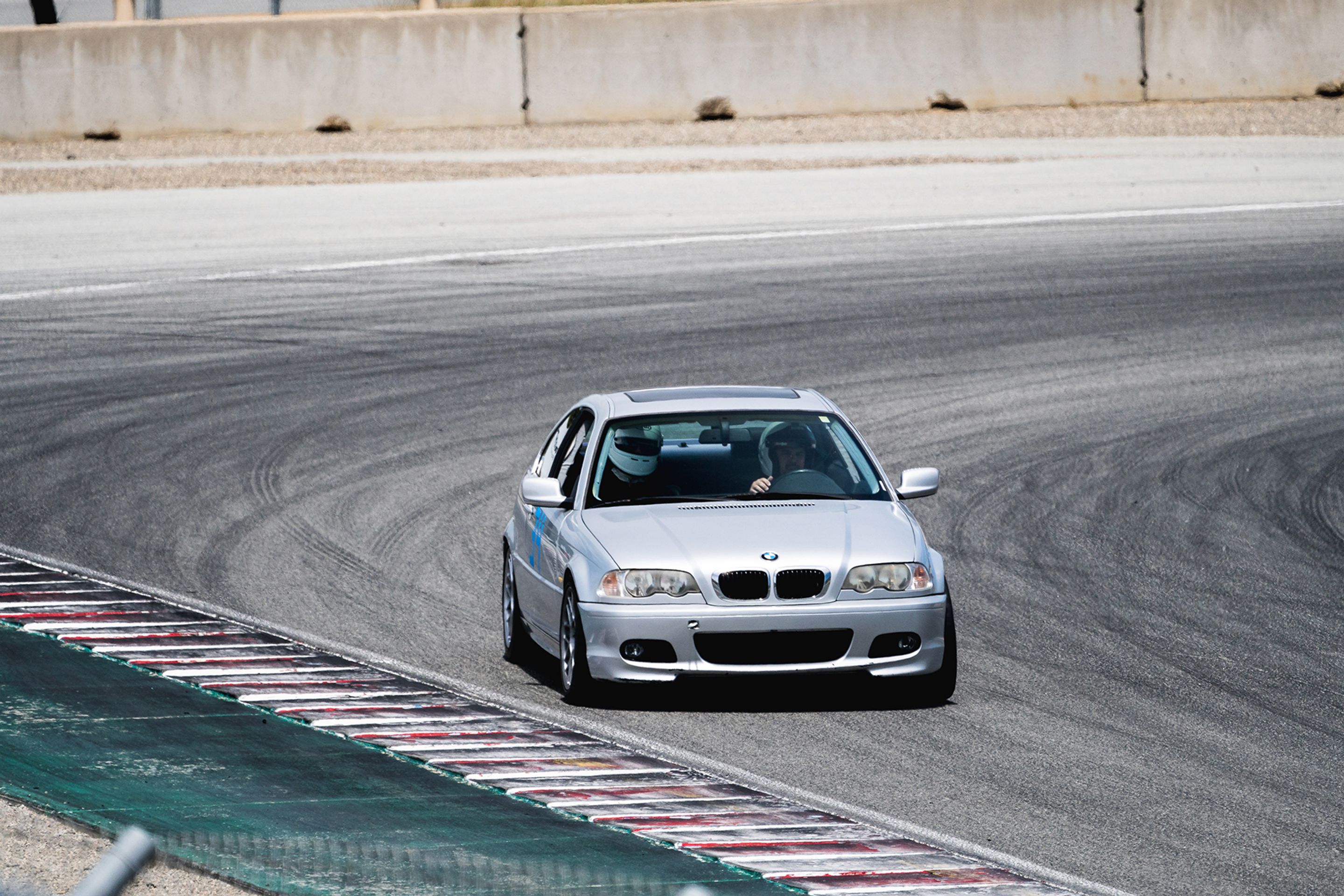 White Porsche 911 996 GT2 with 20" FL-5 Apex wheels in Brushed Clear