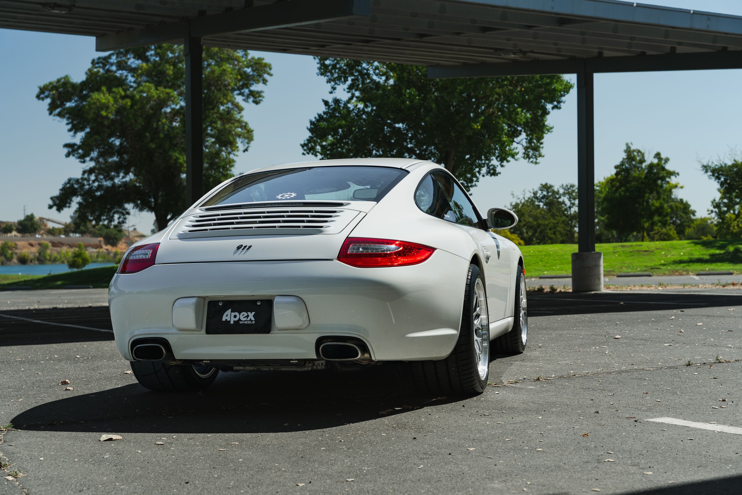 White Porsche 911 997 Carrera with 19" ML-10RT Apex wheels in Machined Lip Race Silver