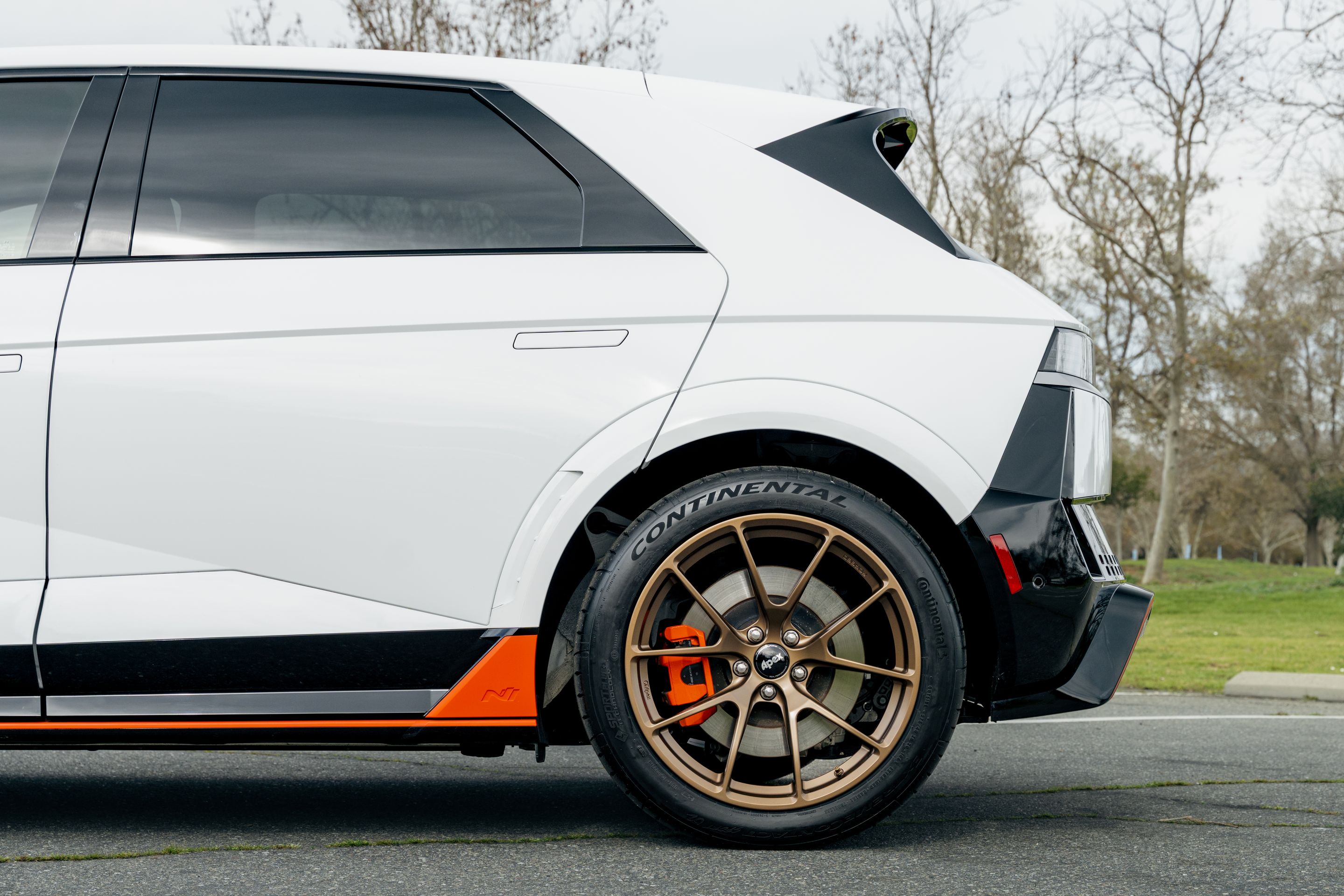 White Hyundai IONIQ 5 N with 20" VS-5RX Apex wheels in Satin Bronze