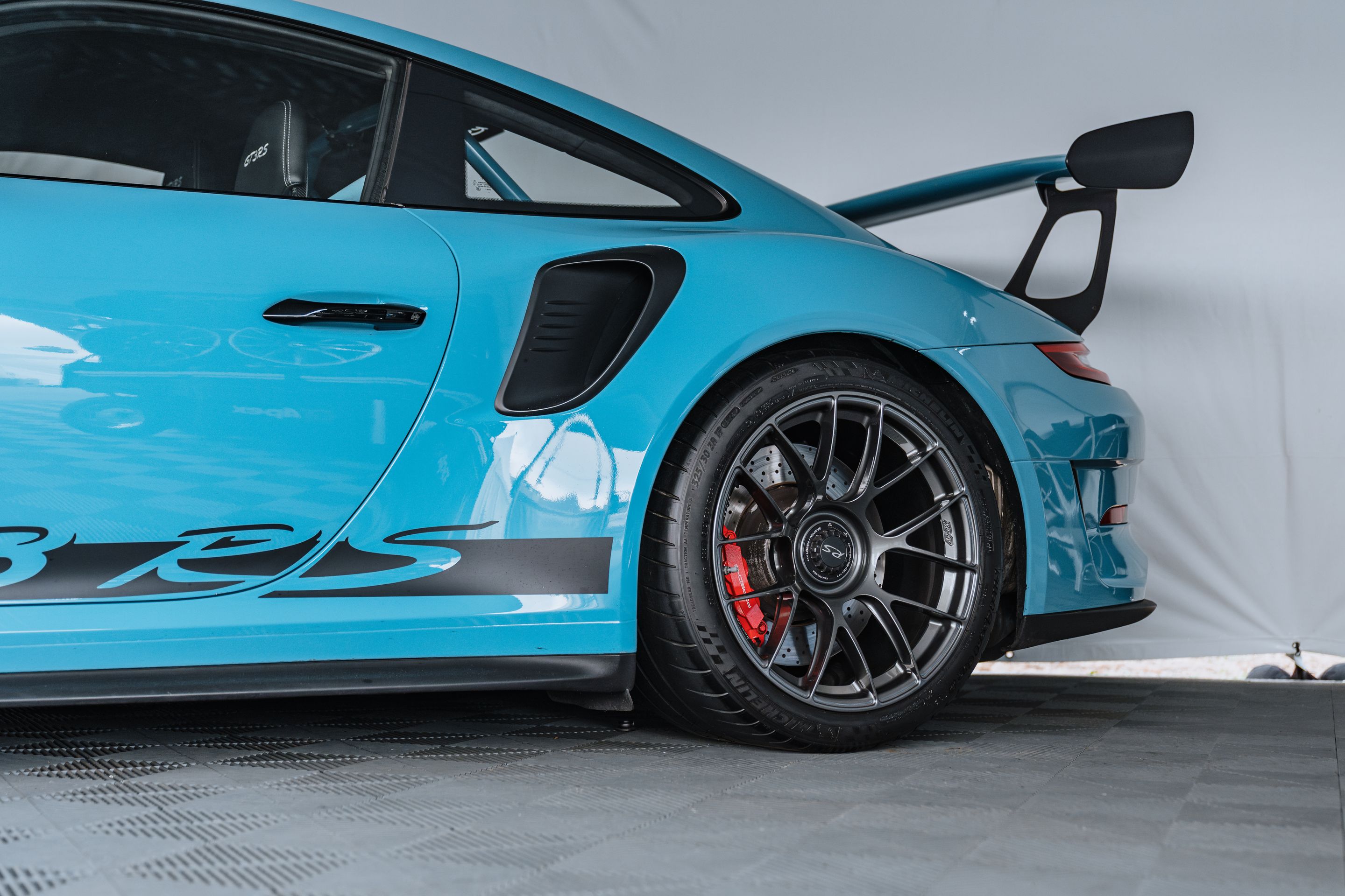 White Porsche 911 996 GT2 with 18" EC-7RS Apex wheels in Anthracite