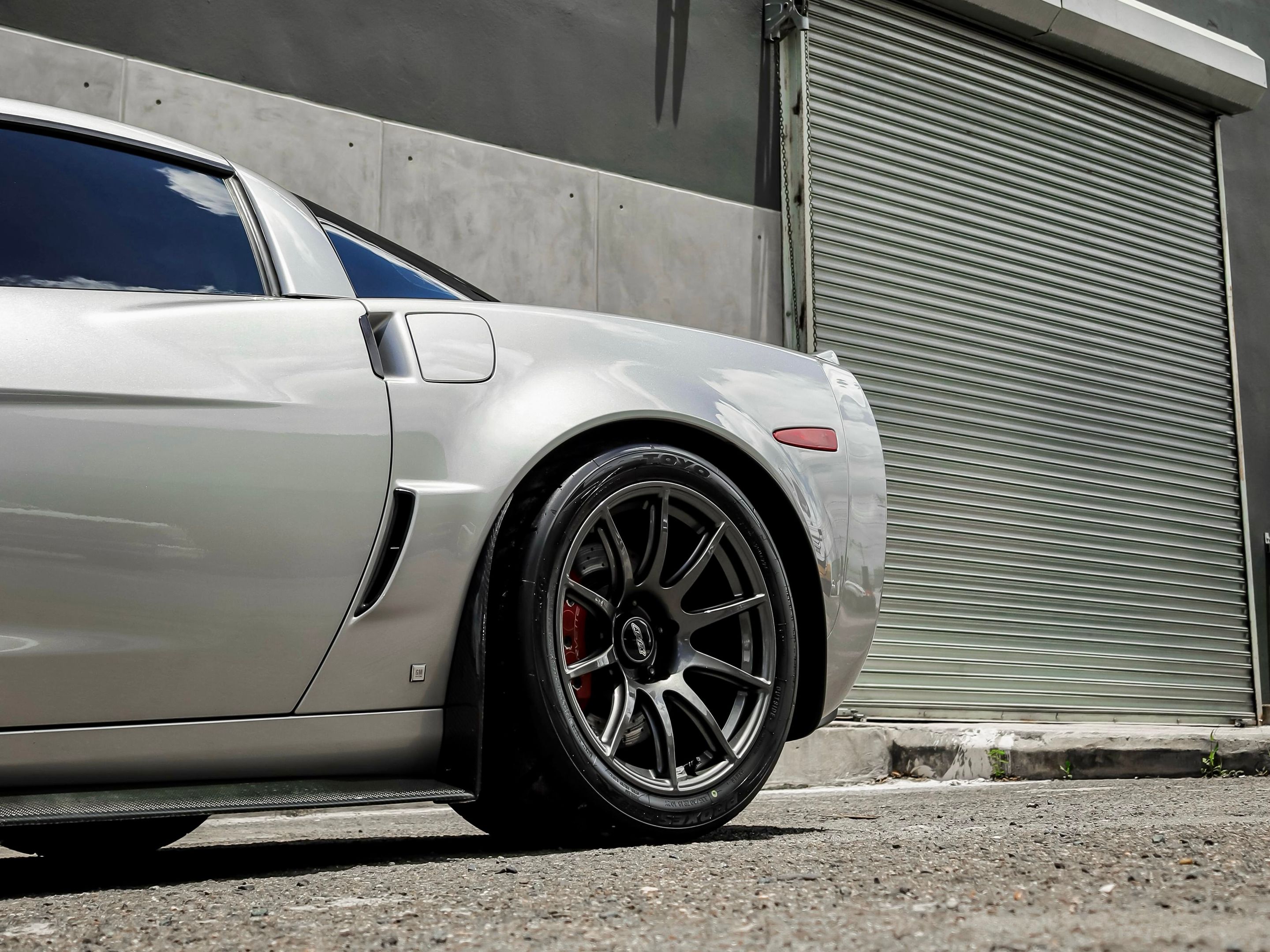 Silver Chevrolet C6 Corvette Z06 with 18" SM-10 Apex wheels in Anthracite
