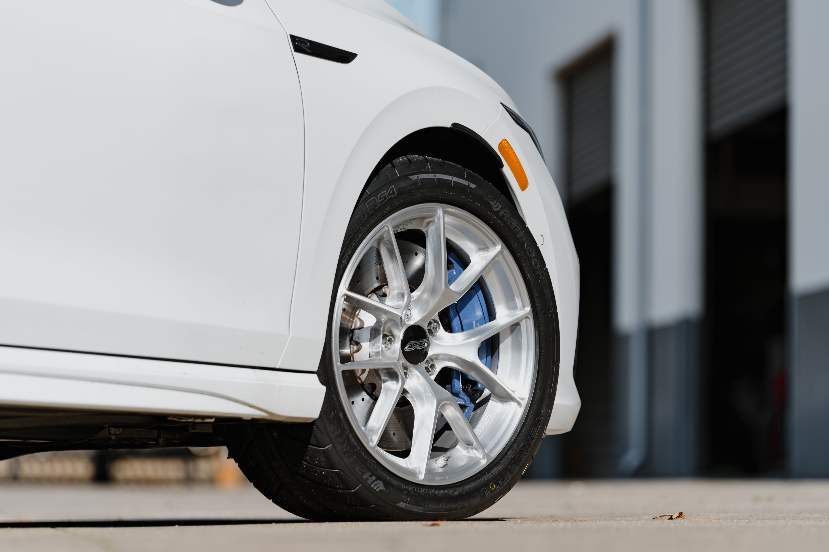 White VW MK8 Golf R with 17" VS-5RS Apex wheels in Brushed Clear