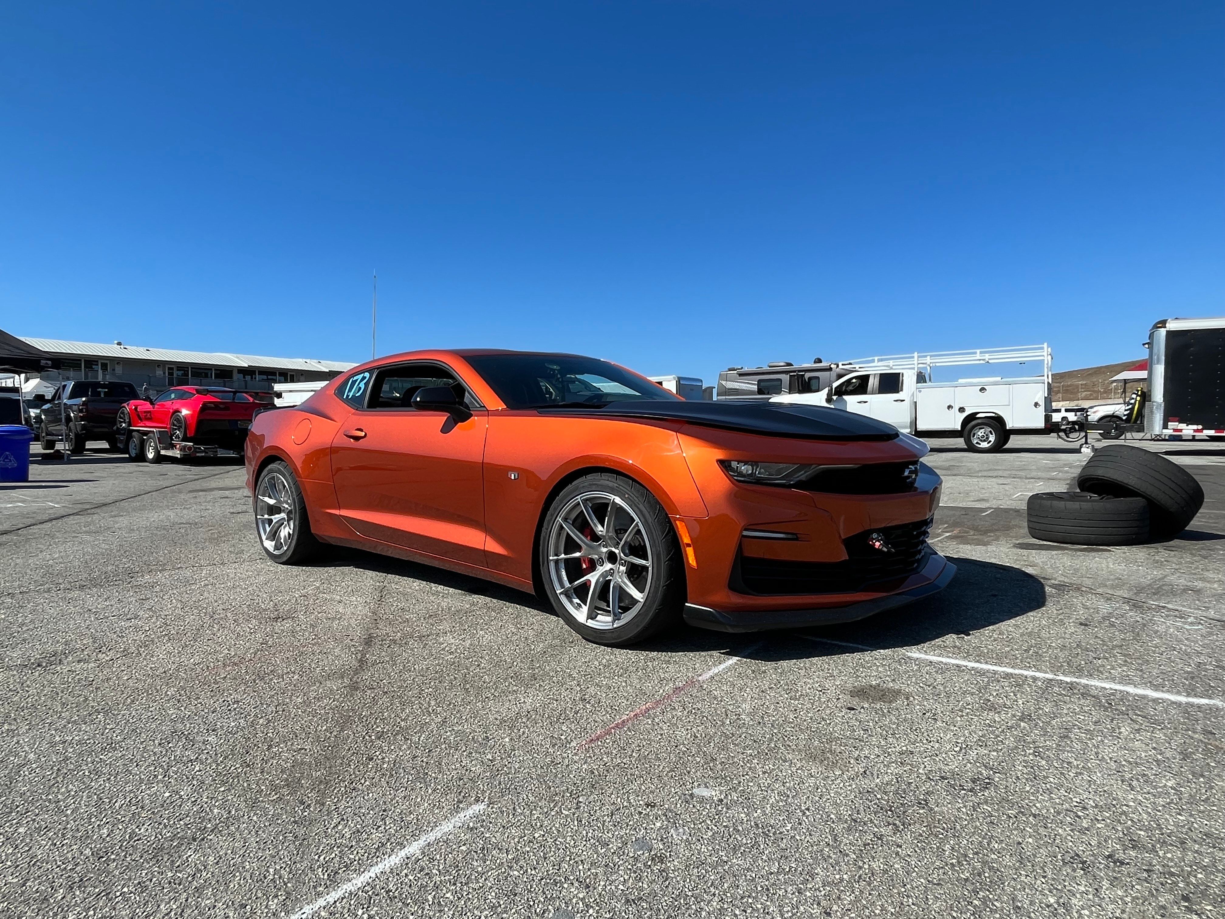 ローチャリ　オレンジメタリック Chevrolet 6th Gen Camaro SS 1LE with 19