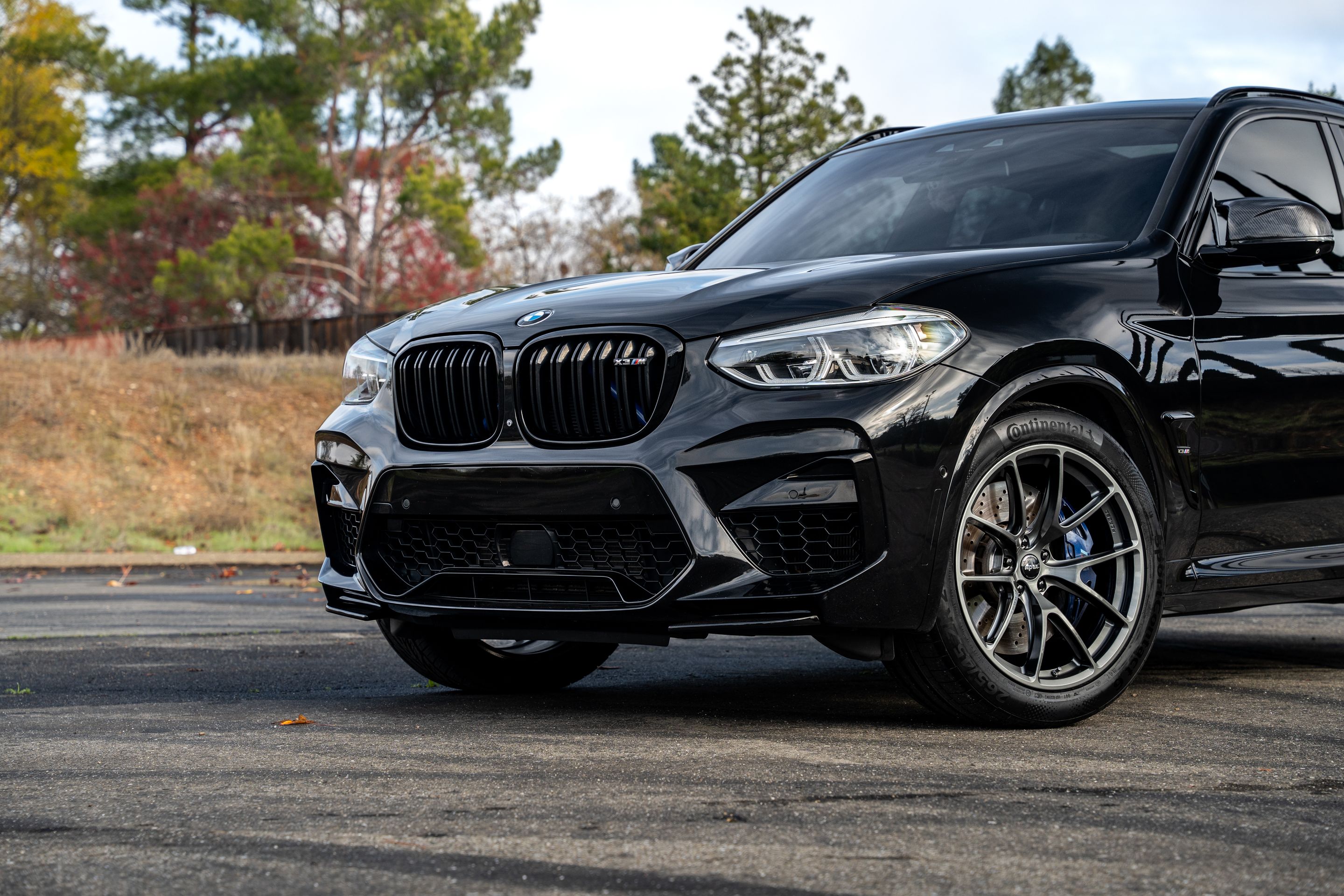 Black BMW F97 X3M with 20" VS-5RX Apex wheels in Anthracite