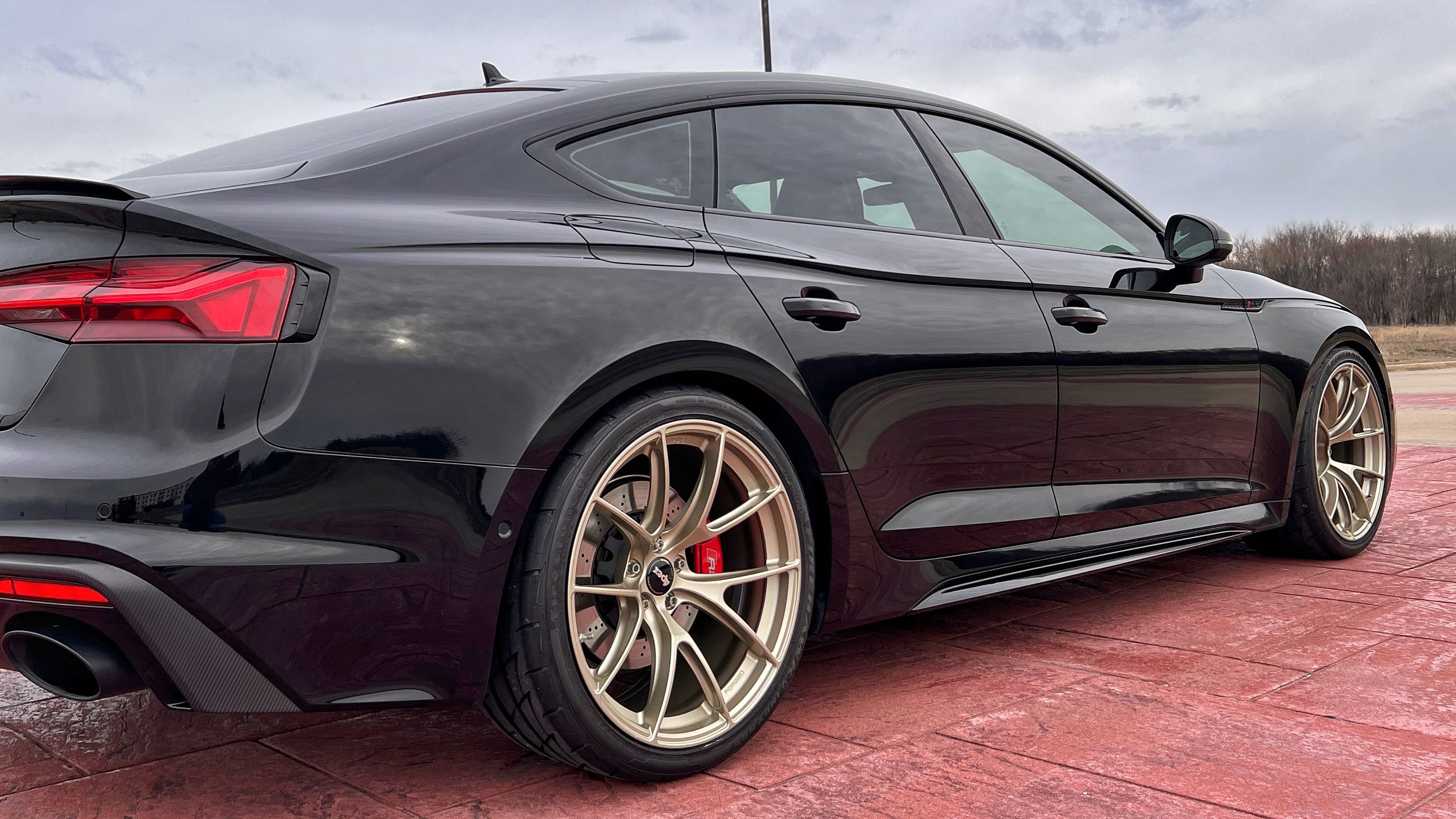Black Audi B9 RS 5 Sportback with 20" VS-5RS Apex wheels in Motorsport Gold