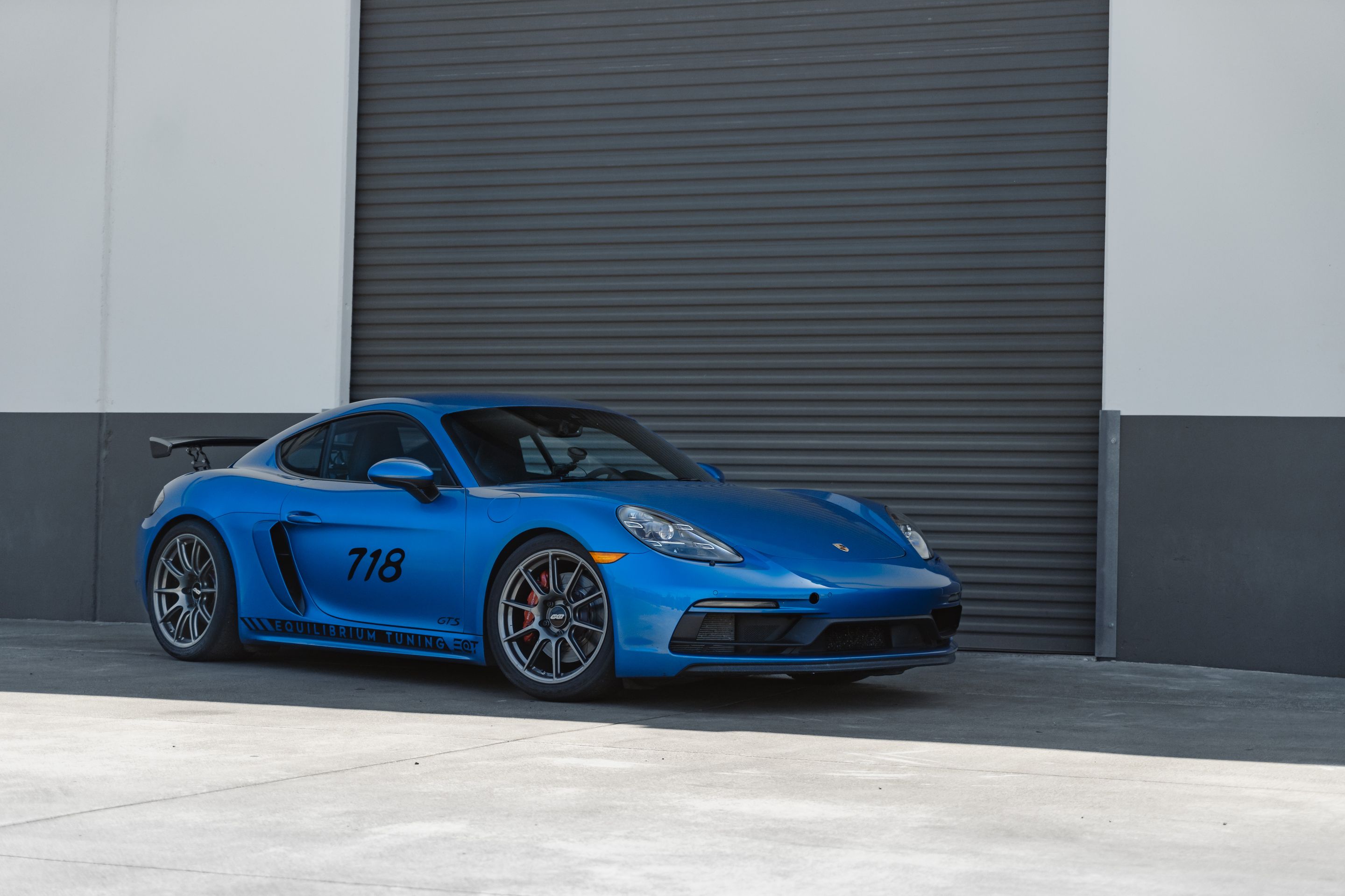 Blue Porsche 718 Cayman GTS 2.5L with 19" SM-10 Apex wheels in Anthracite