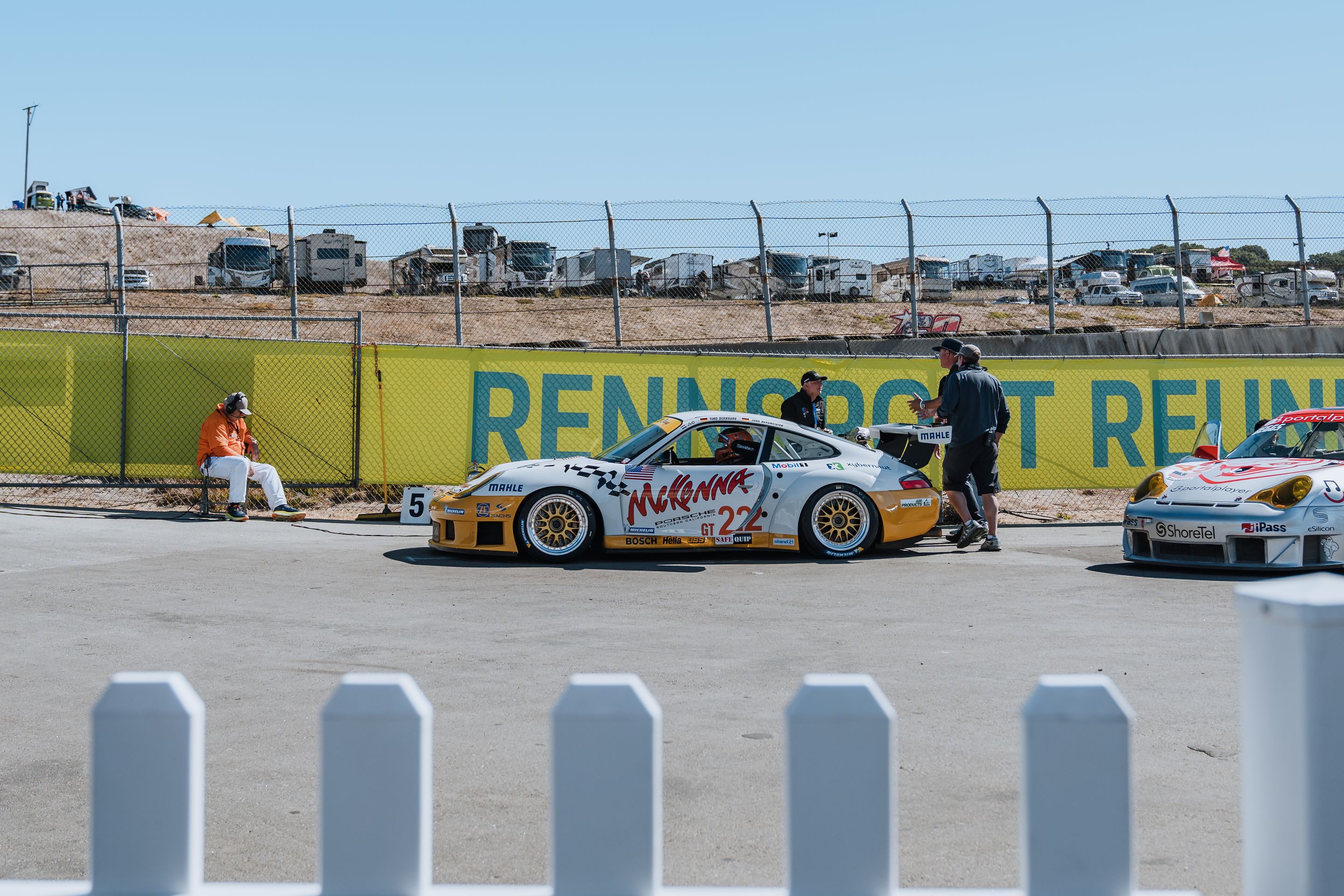 White Porsche 911 996 GT2 with 18" EC-7RS Apex wheels in Anthracite