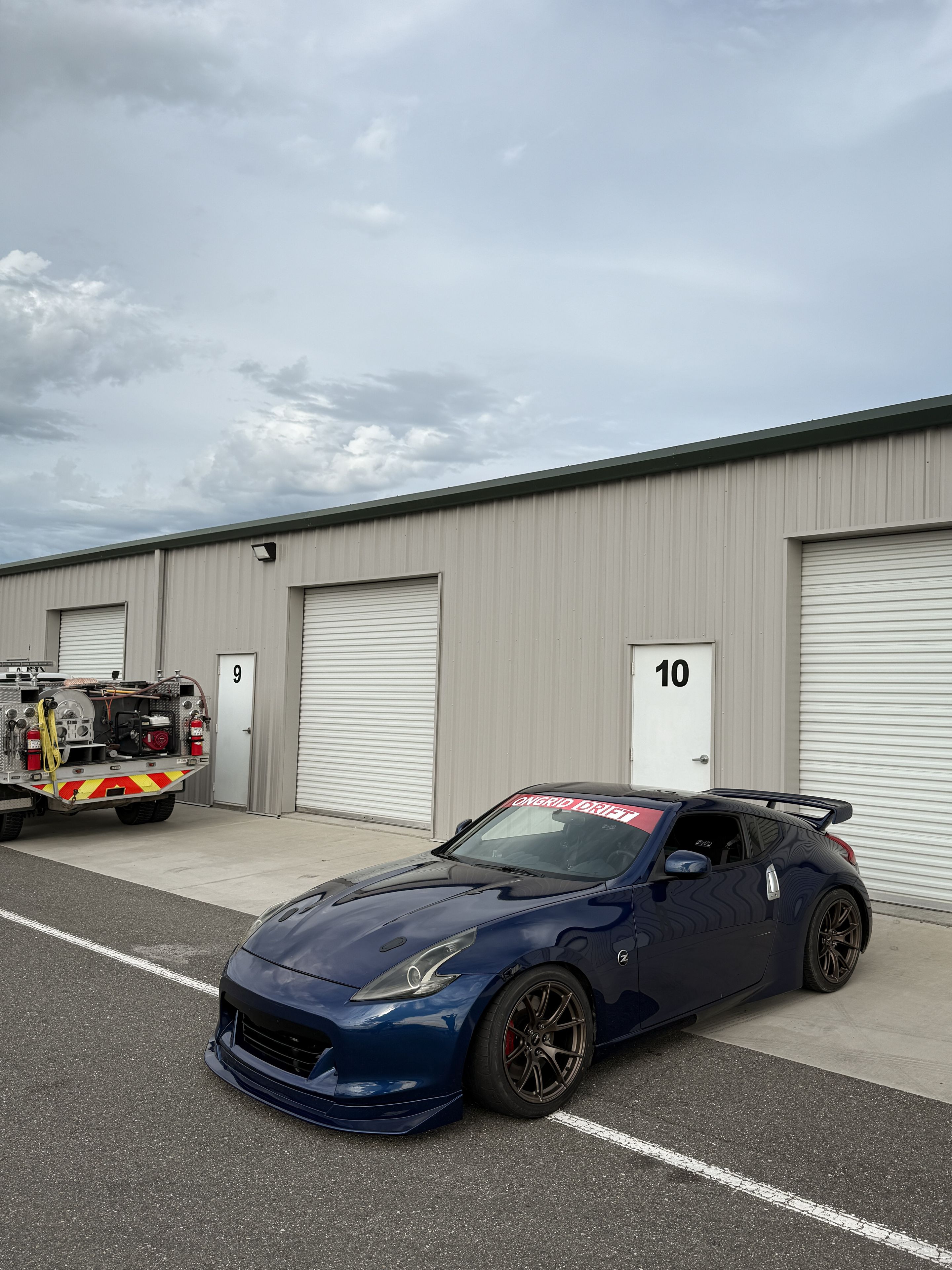 Blue Nissan 370Z with 18" VS-5 Apex wheels in Satin Bronze