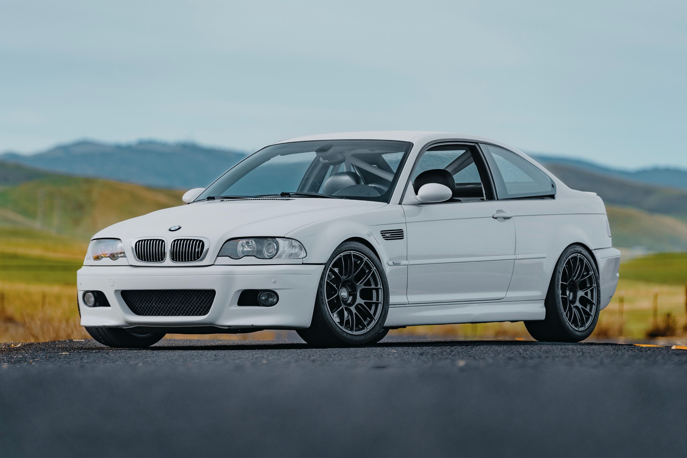 White BMW E46 M3 with 18" EC-7RS Apex wheels in Anthracite